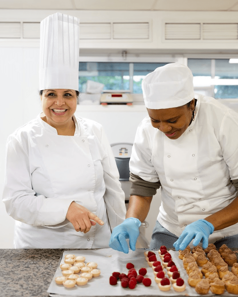 plateau servi et préparé par deux apprenant à La Table de Cana