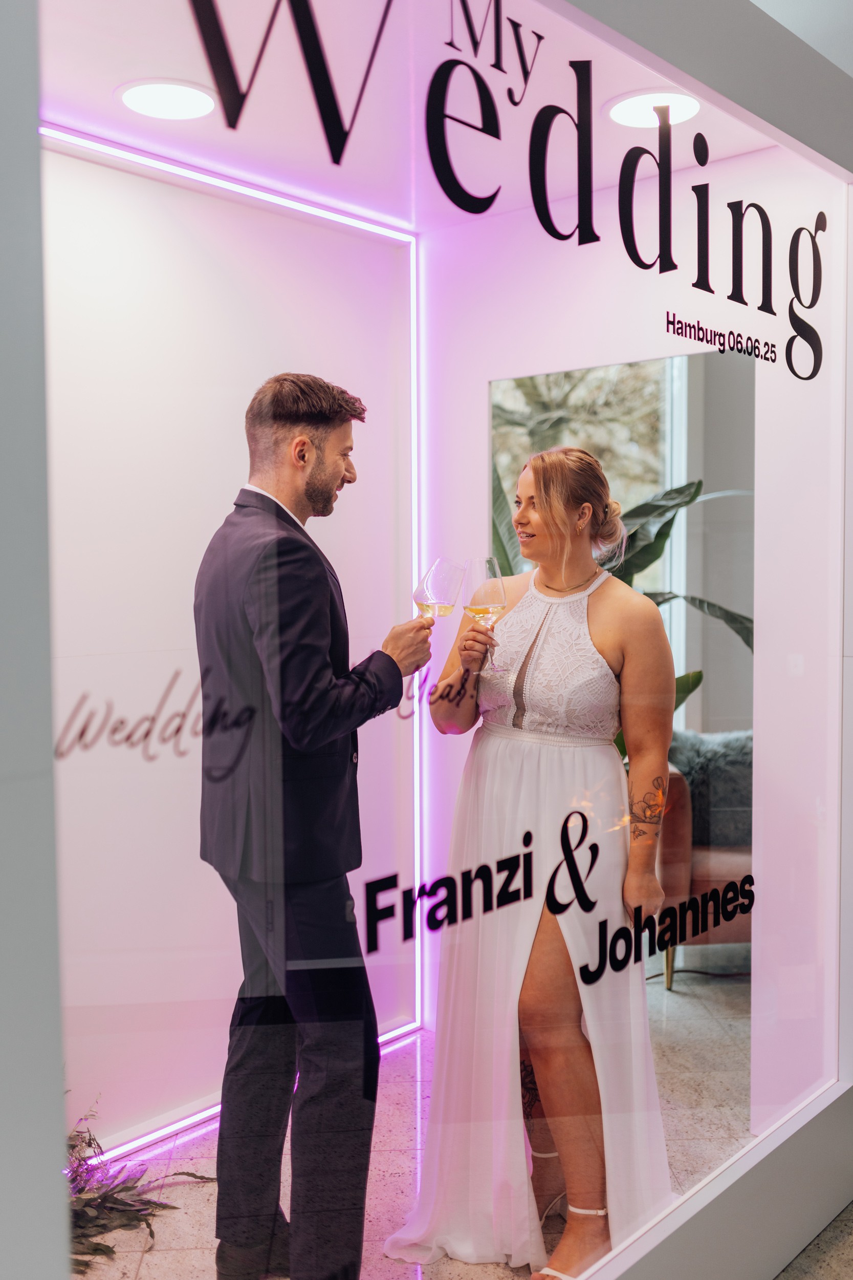 Brautpaar stößt gemeinsam an der Coverbox Fotobox