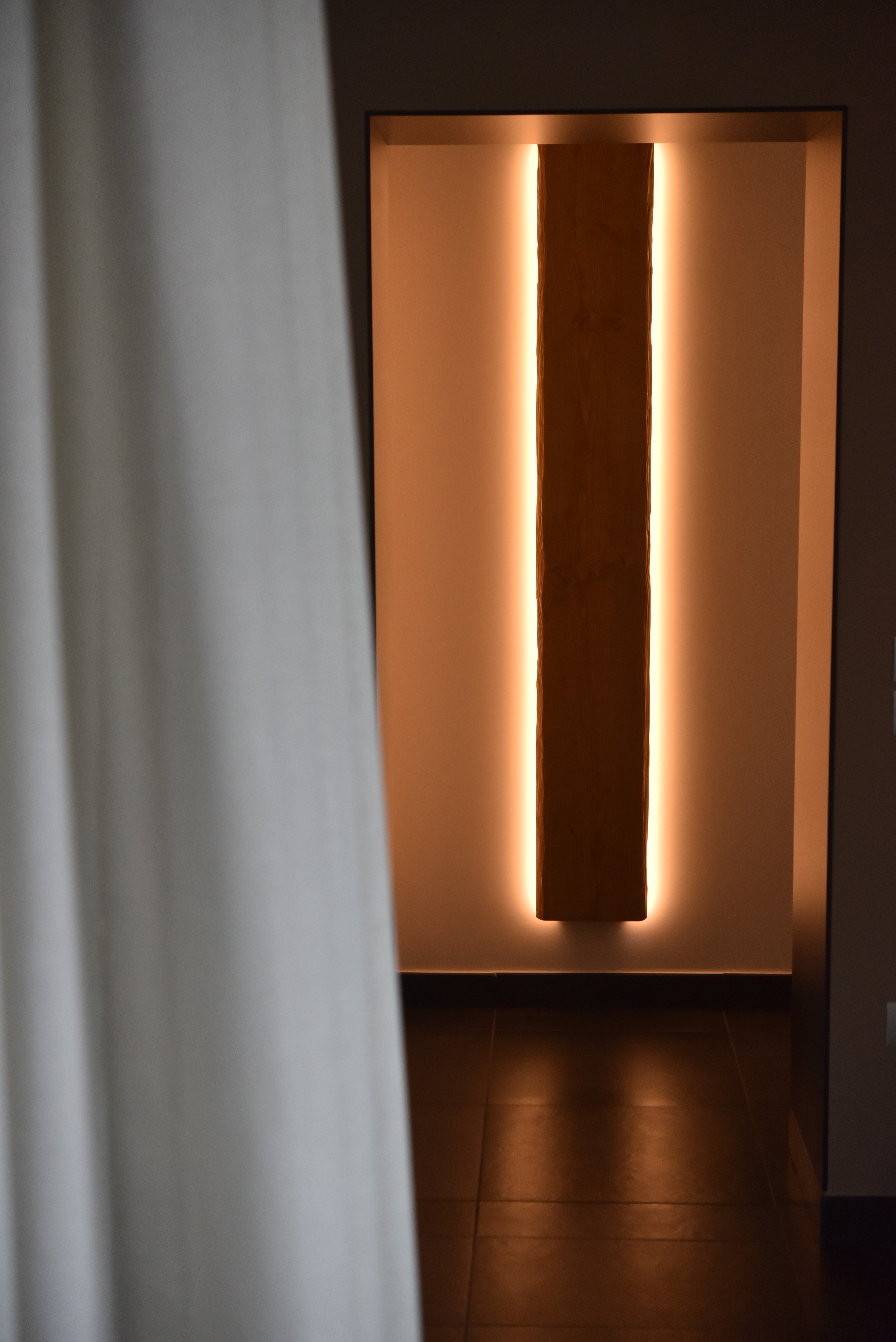 immagine di un corridoio illuminato