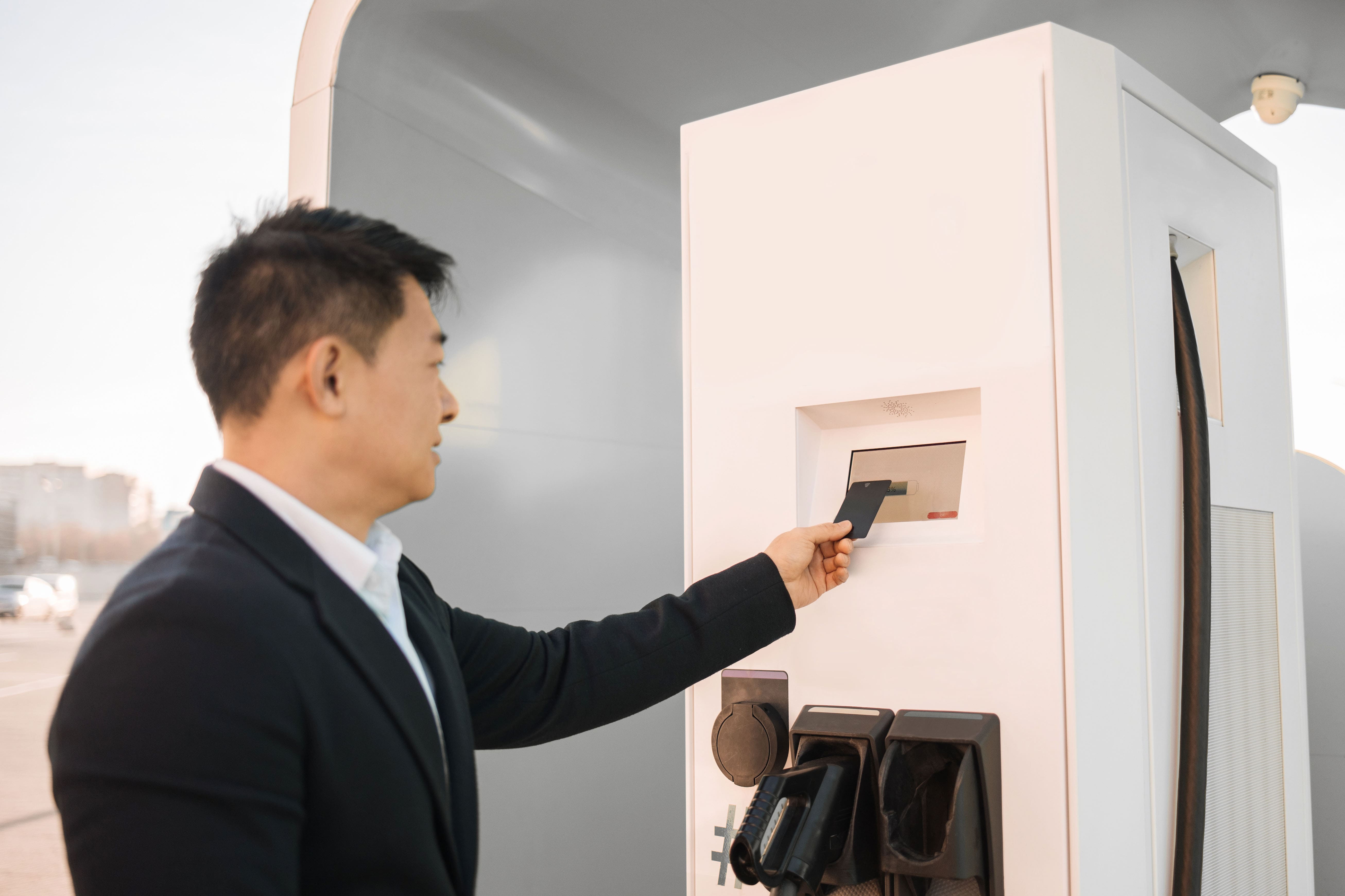 badge-rfid-proche-du-chargeur-de-véhicule-électrique