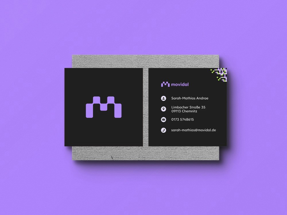 Quadratische Movidal Visitenkarten in Lila und Schwarz mit Pixel-Logo-Design von oben fotografiert