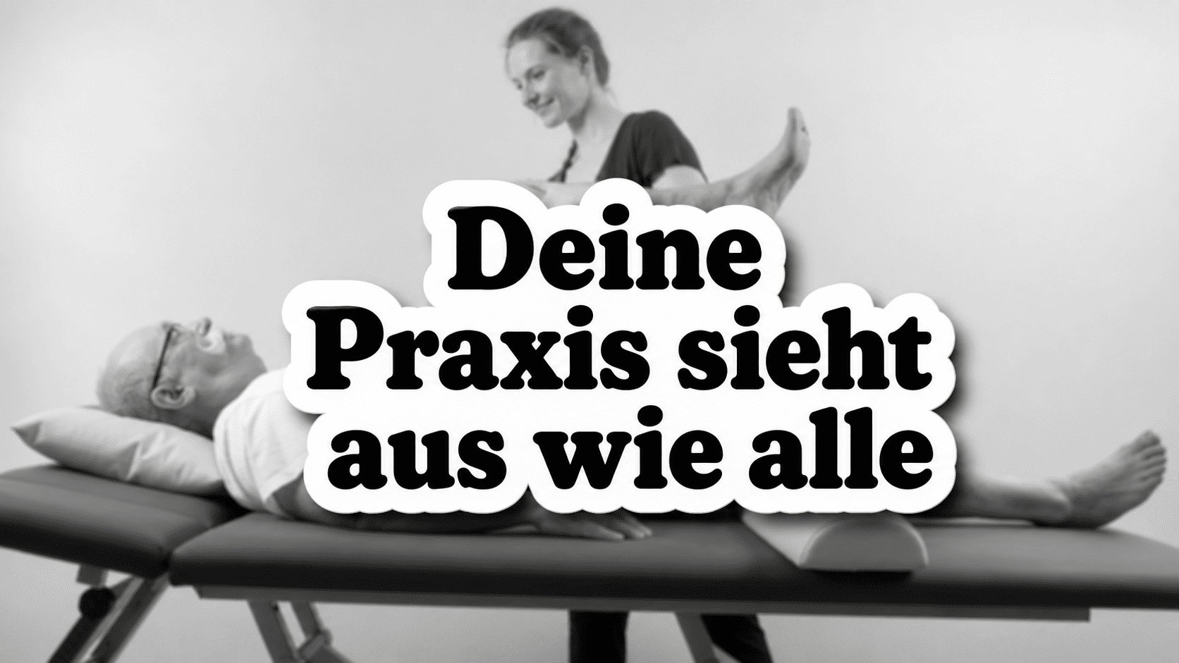 hysiotherapeutin dehnt das Bein eines liegenden Patienten auf einer Behandlungsliege, mit dem Schriftzug ‚Deine Praxis sieht aus wie alle'"