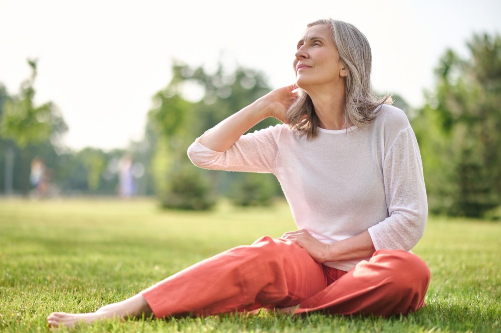 Eine Frau beim Entspannen auf einer Wiese