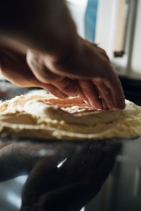 Traditionelle Zubereitung einer neapolitanischen Pizza für Gäste – ein kulinarisches Highlight für Hochzeiten und Firmenevents