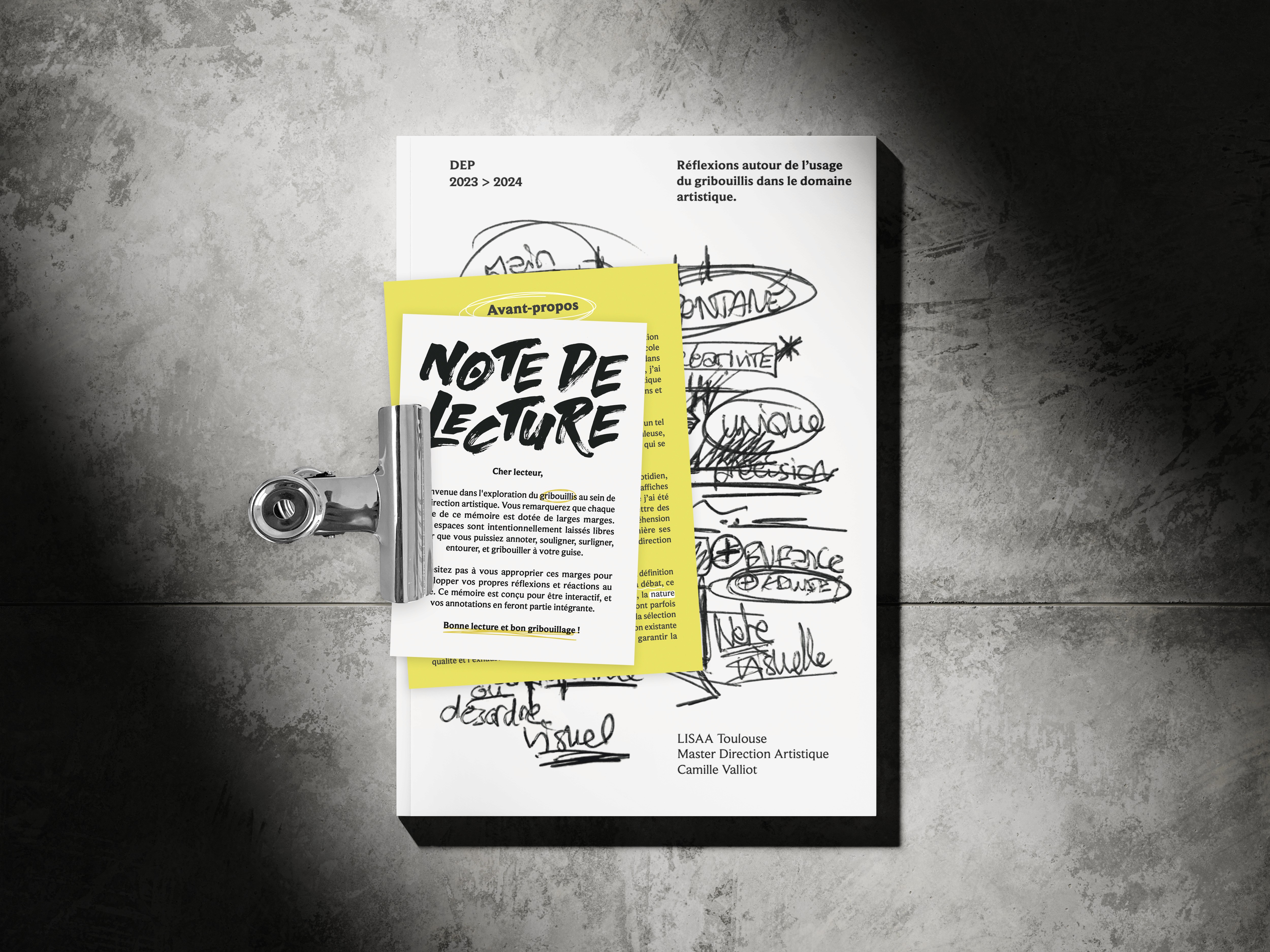 Couverture de mémoire en gribouillis, fiches jaune et blanche et pince à papier argentée