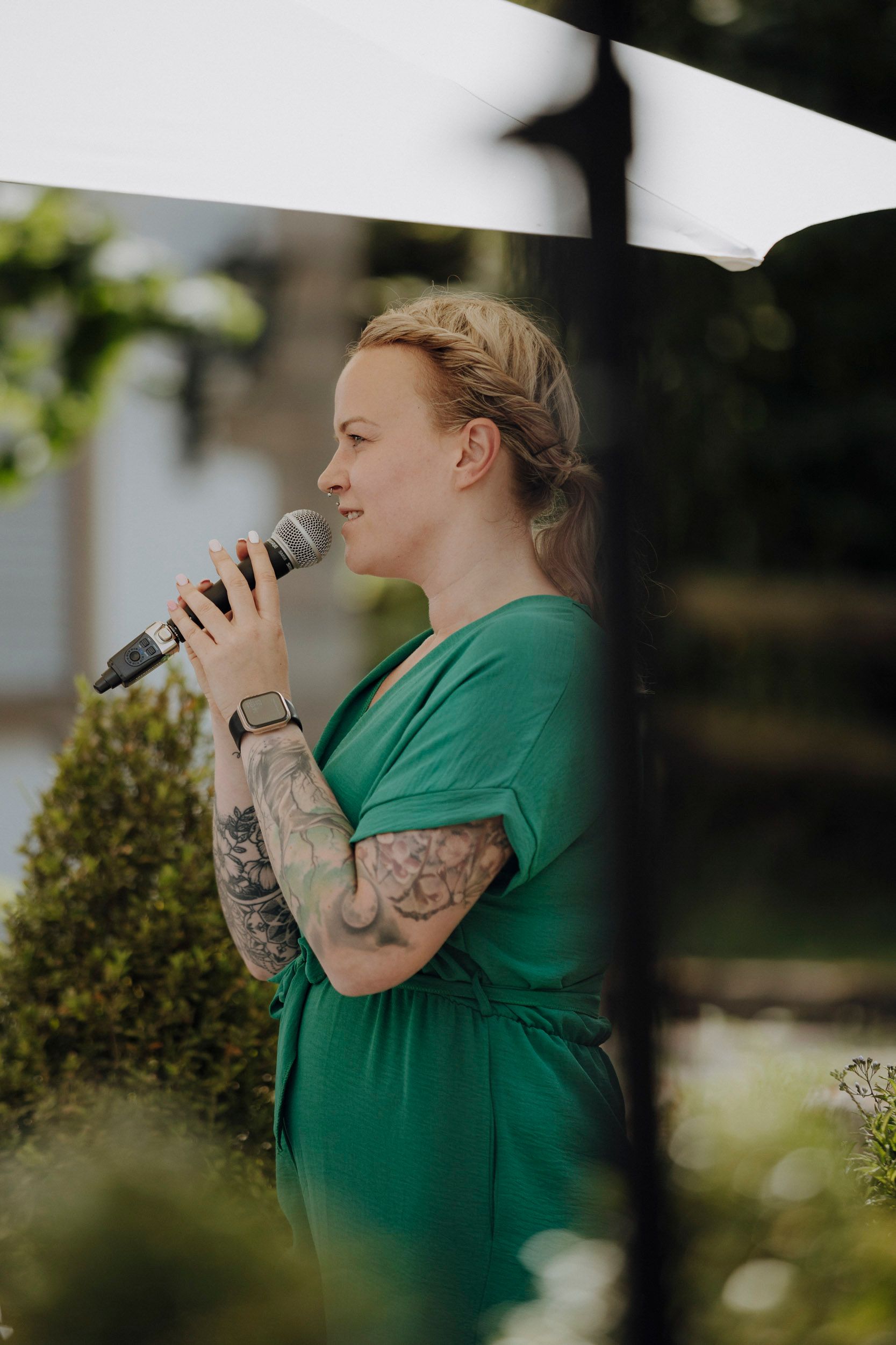 Persönliche Worte und Live-Gesang von Denise Naser für echte Gänsehautmomente während der freien Trauung.