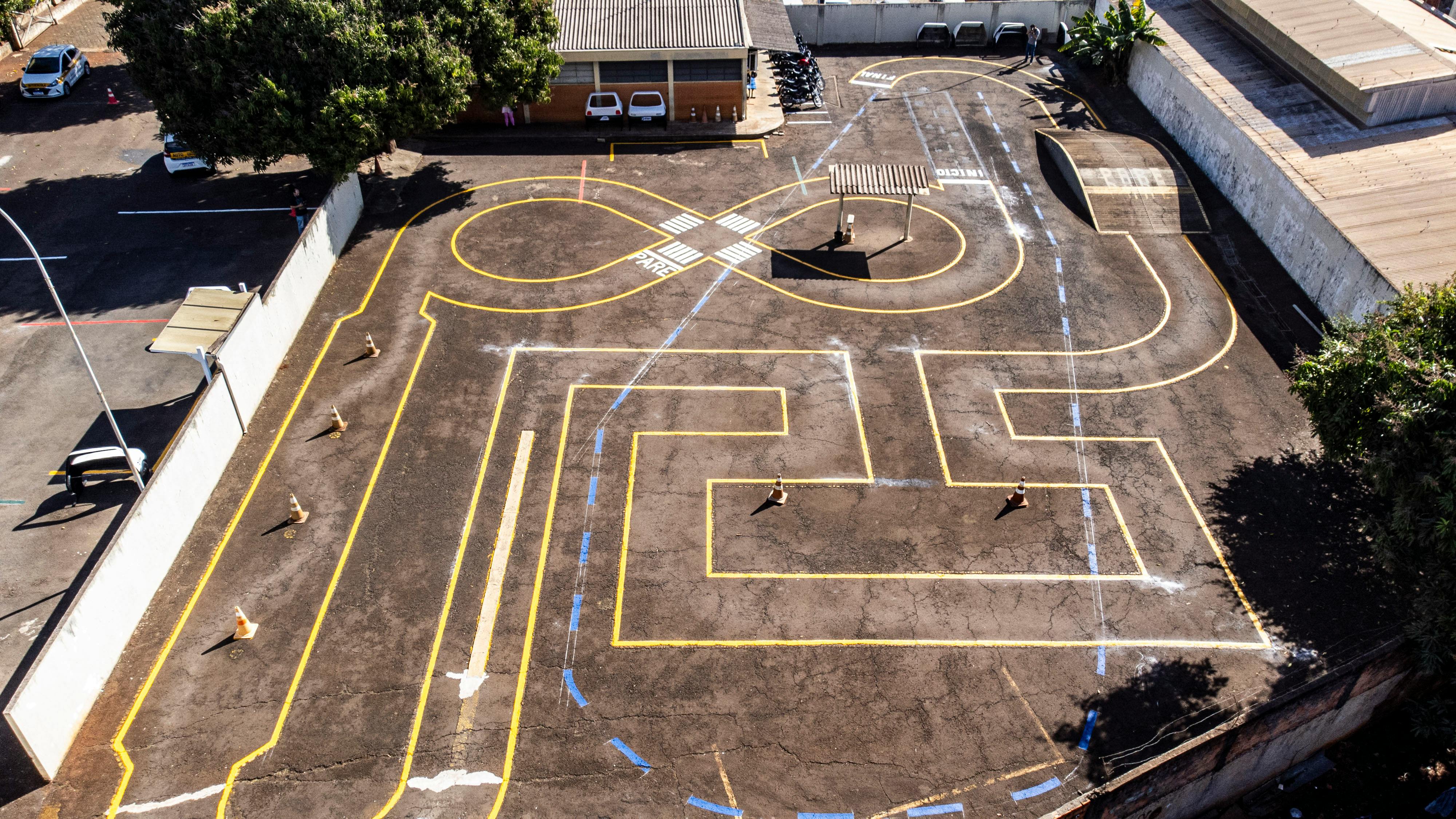 Poligon za praktičnu obuku kandidata u auto školi u Nišu, vežbanje parkiranja i manevrisanja između čunjeva.