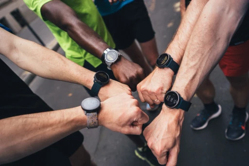 Vignette Montres Suunto alignées sur une table en bois avant une session running à Paris.