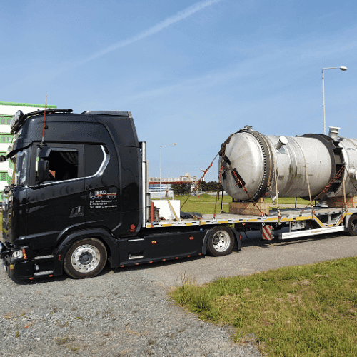 BKD Service GmbH Sattelzug auf der Autobahn für deutschlandweite Tournee-Logistik und Festivaltransporte