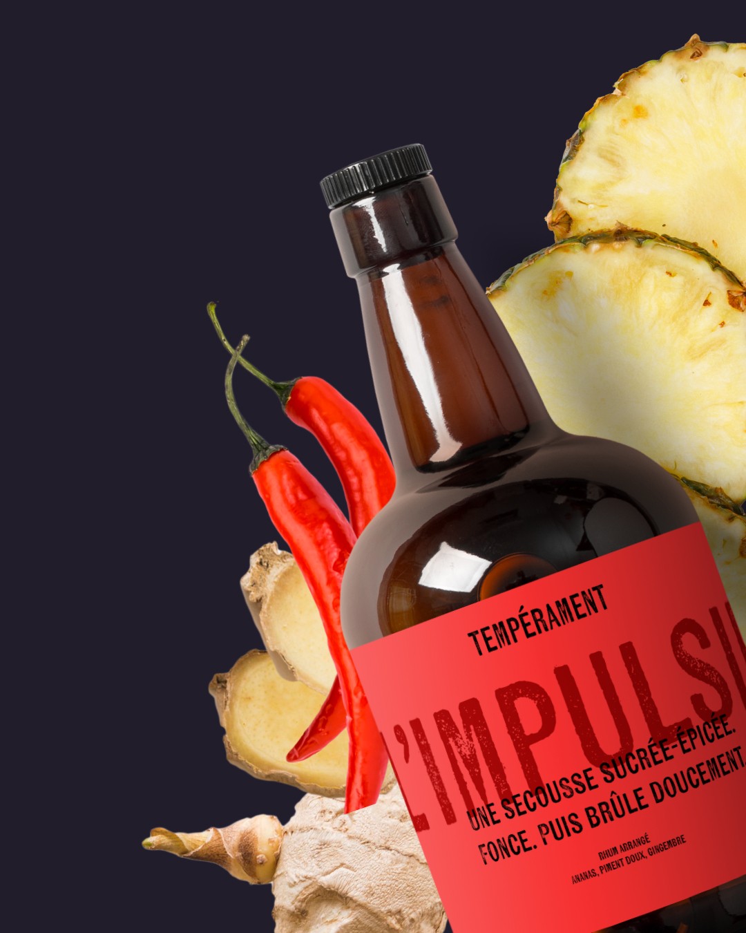 Bouteille L'Impulsif Tempérament — flacon ambré, étiquette rouge vif typographie distressée, "Une secousse sucrée-épicée. Fonce. Puis brûle doucement.", mise en scène ananas, piment et gingembre, packaging rhum arrangé Tartelette Concept