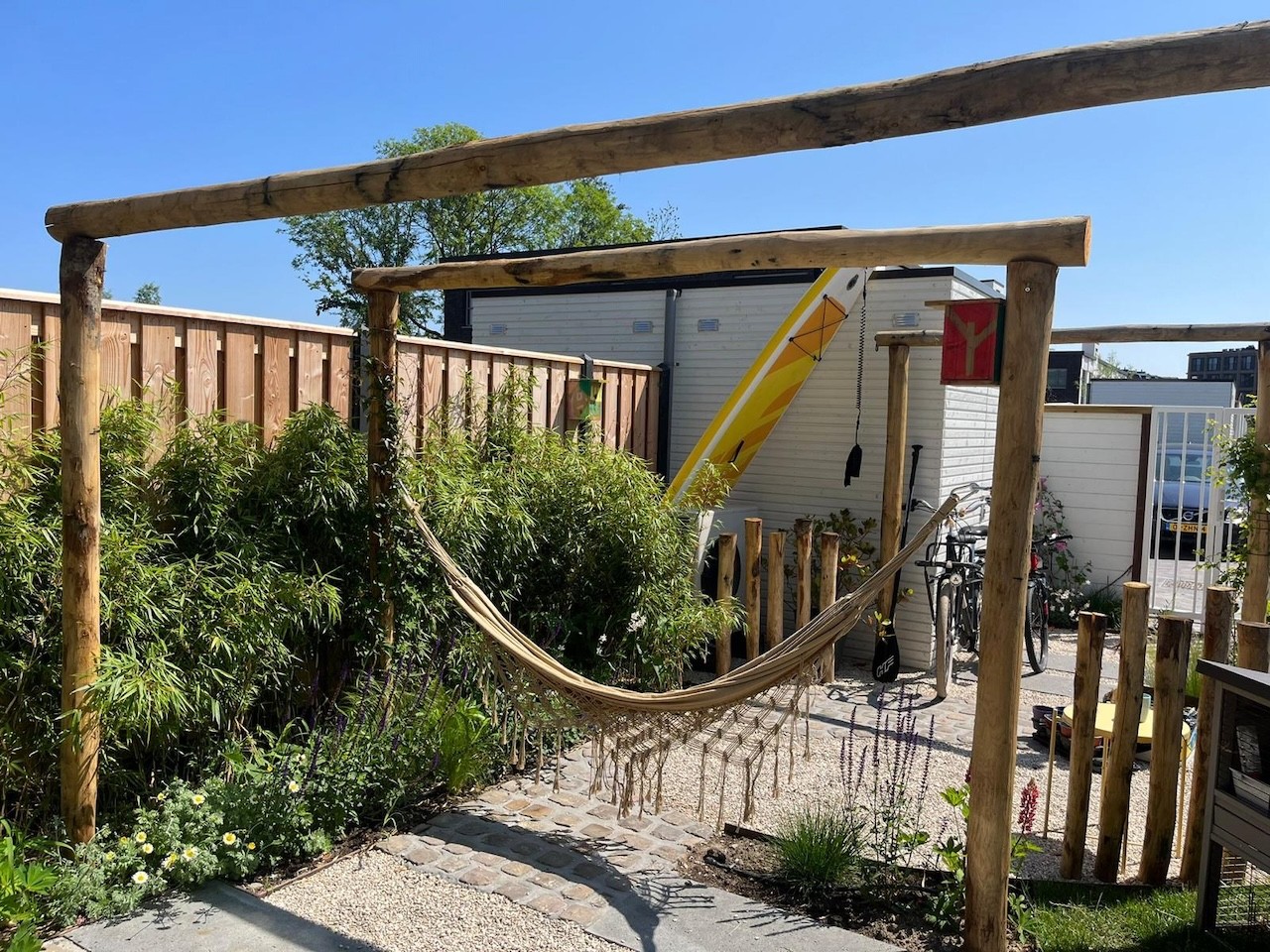 Tuin met natuurlijke materialen in Muiden - Art gardens