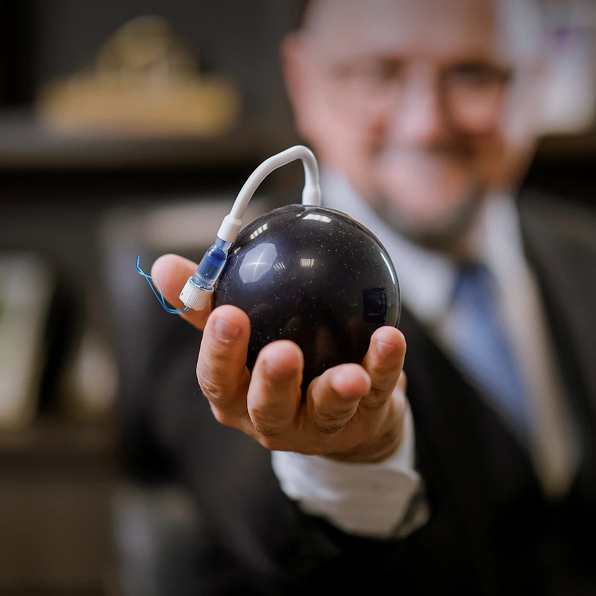 doutor segurando balão gástrico
