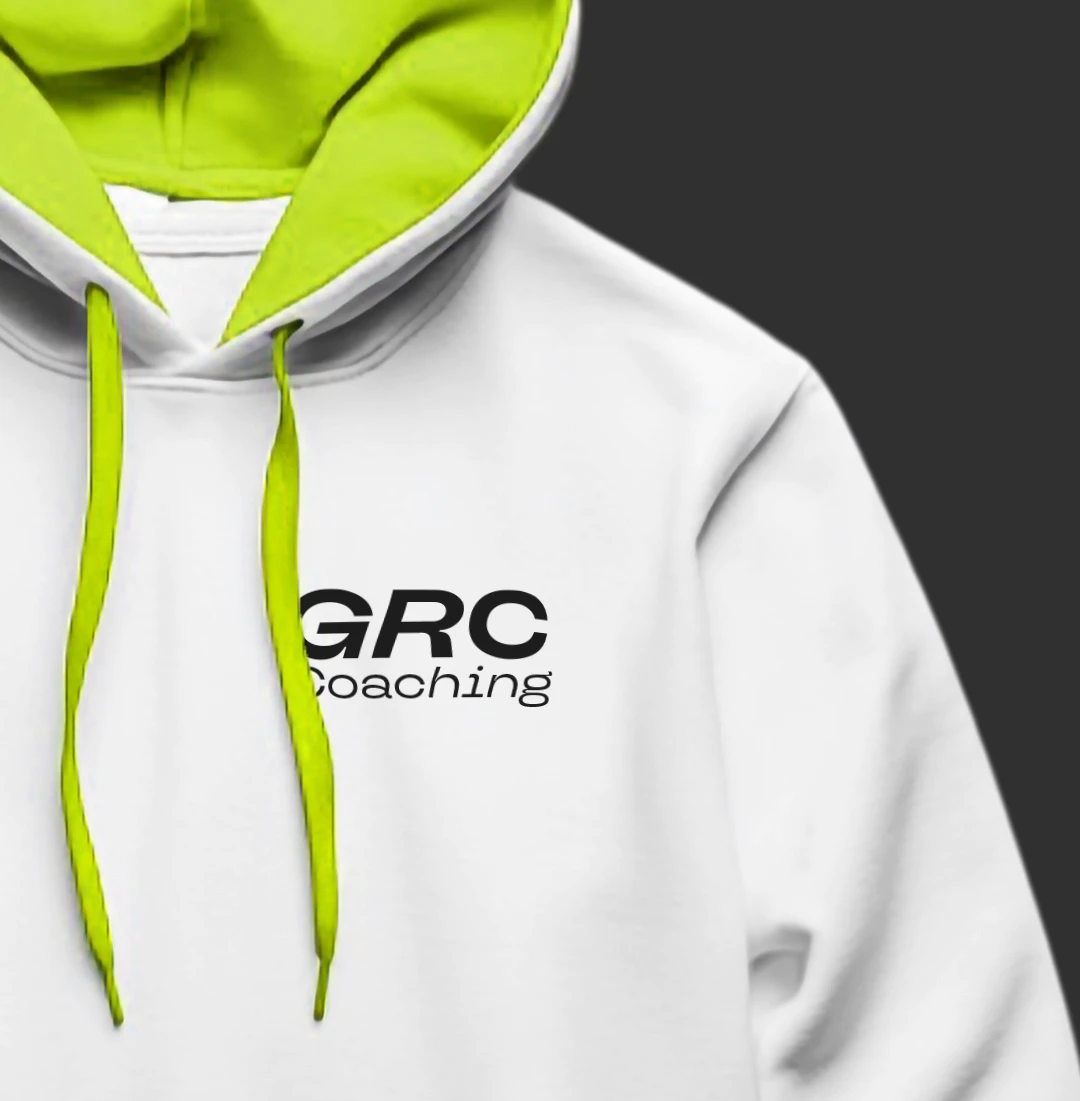 Mockup sweat à capuche blanc et vert avec le logo GRC Coaching — application de l'identité visuelle sur textile, Tartelette Concept graphiste freelance