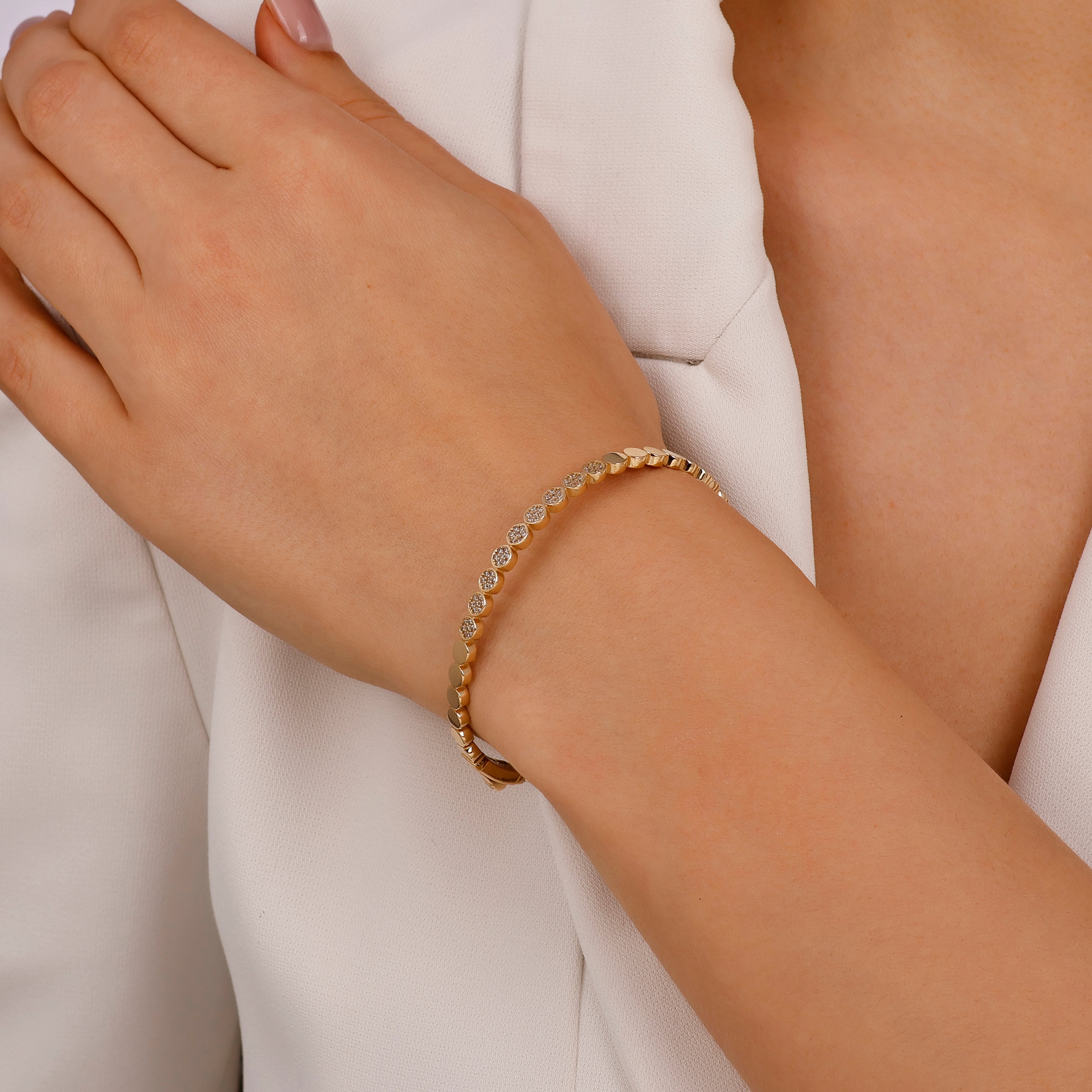 Assos Pırlanta 14 Ayar Altın Şık Geometrik Tasarım Kelepçe Bilezik