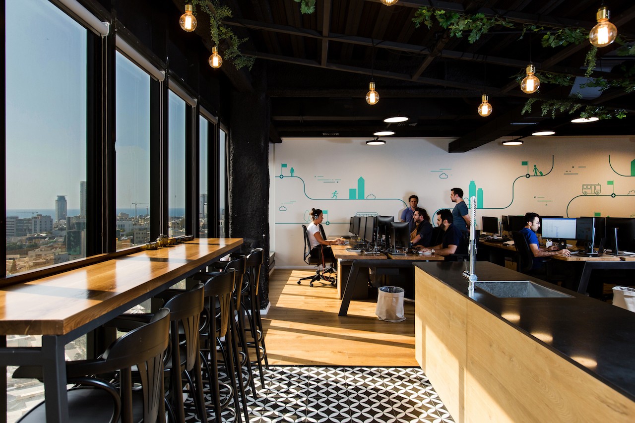 תכנון וייצור מטבח משרדי עם אי מרכזי מעוגל – עבודת נגרות מורכבת בחיתוך CNC להתאמה מושלמת לחלל