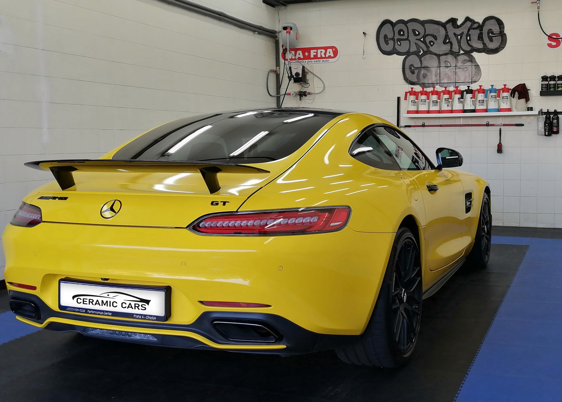 Profesionální ruční mytí a příprava laku pro žluté Mercedes AMG GT v detailingovém studiu