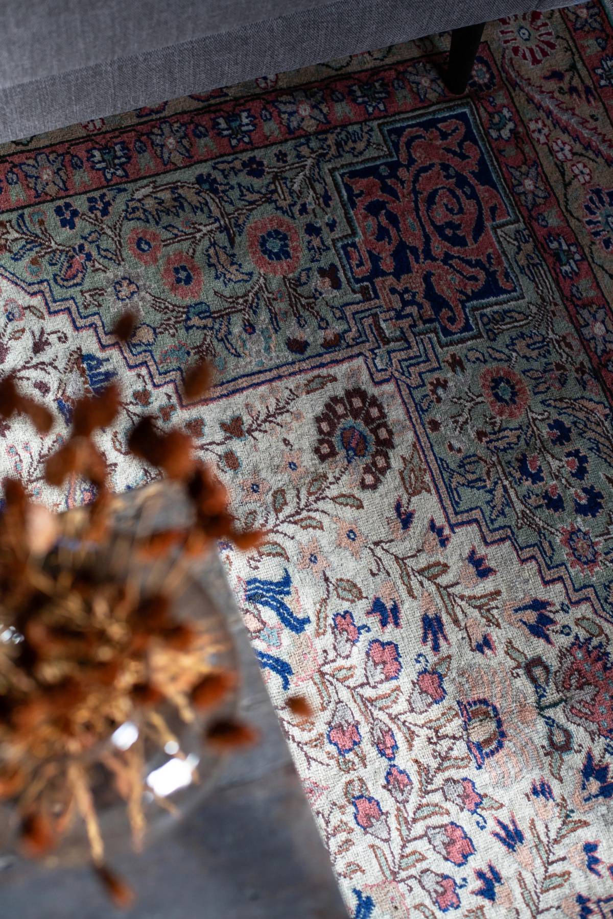 vintage vloerkleed met warme kleuren in schuurwoning