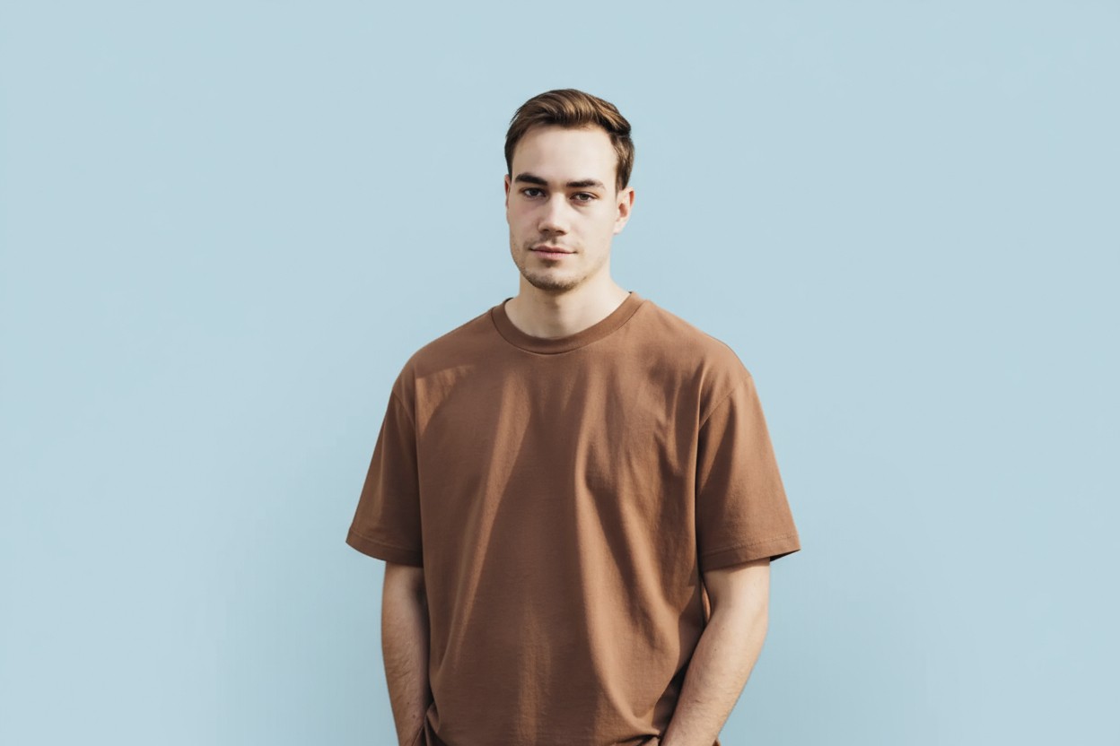 Model trägt braues Basic T-Shirt