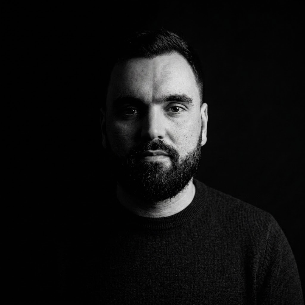 Black-and-white portrait of Vedran Obradović, founder of Vizura Studio®.