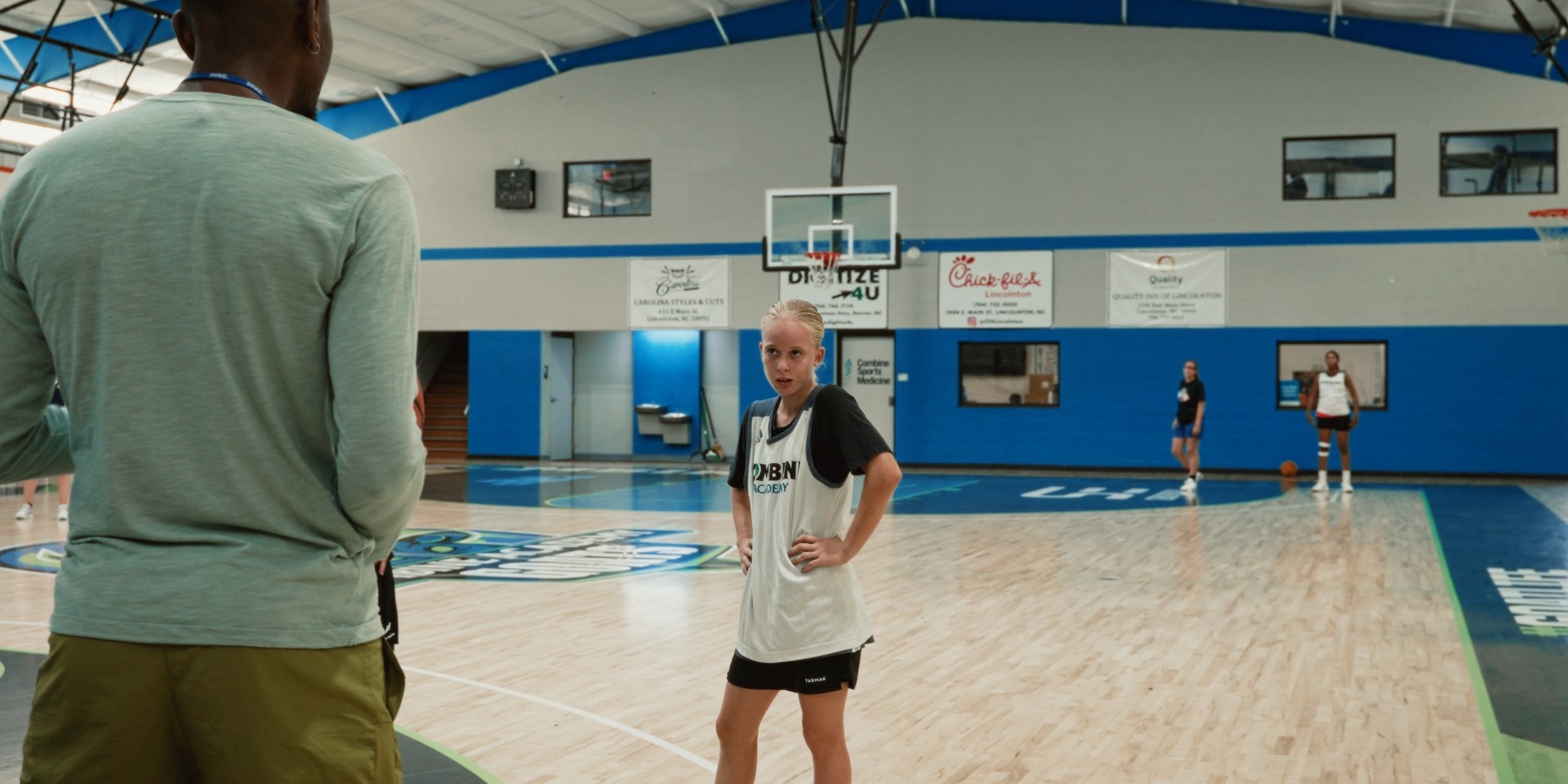 Échange entre coach et joueuse pendant un entraînement à la Combine Academy.