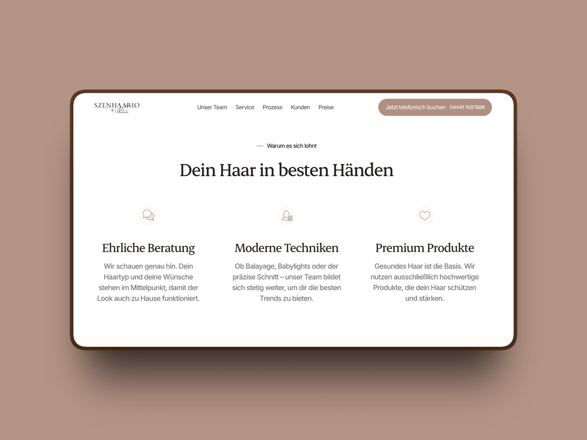 Hier wird der Nutzen des Salons über der Headline „Dein Haar in besten Händen“ kommuniziert. Darunter folgen drei Spalten mit Icon, Titel und Text („Ehrliche Beratung“, „Moderne Techniken“, „Premium Produkte“), die die Qualitätsversprechen des Salons strukturiert und leicht scannbar darstellen.