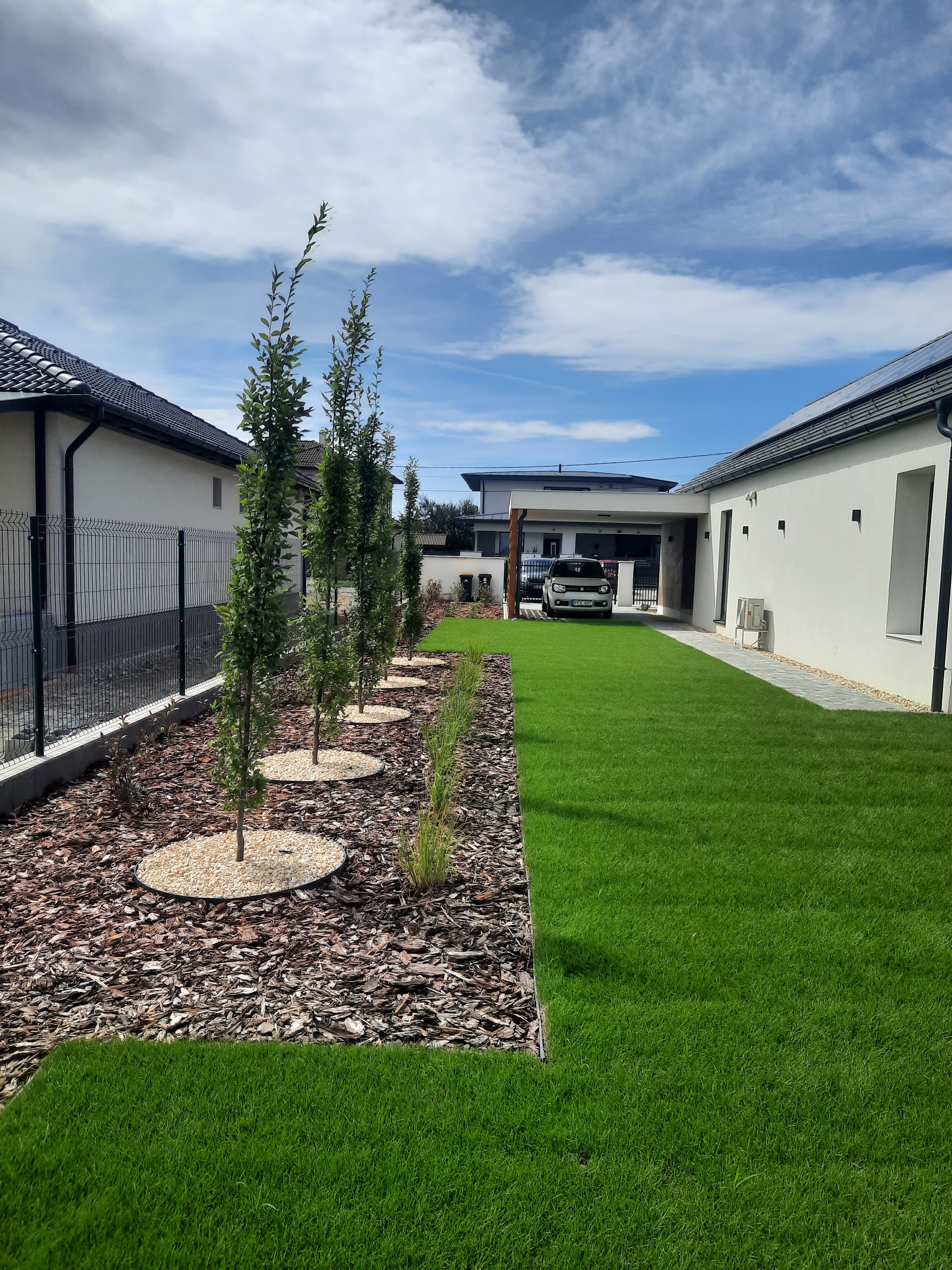 Kertépítés díszfákkal és sziklakerttel Miskolcon