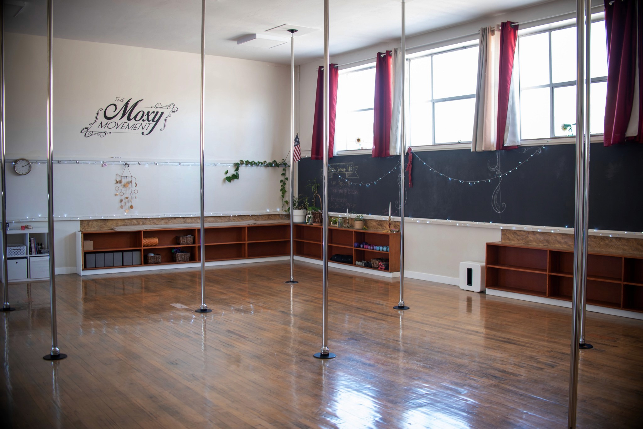 a woman is doing a piyoma exercise in a gym