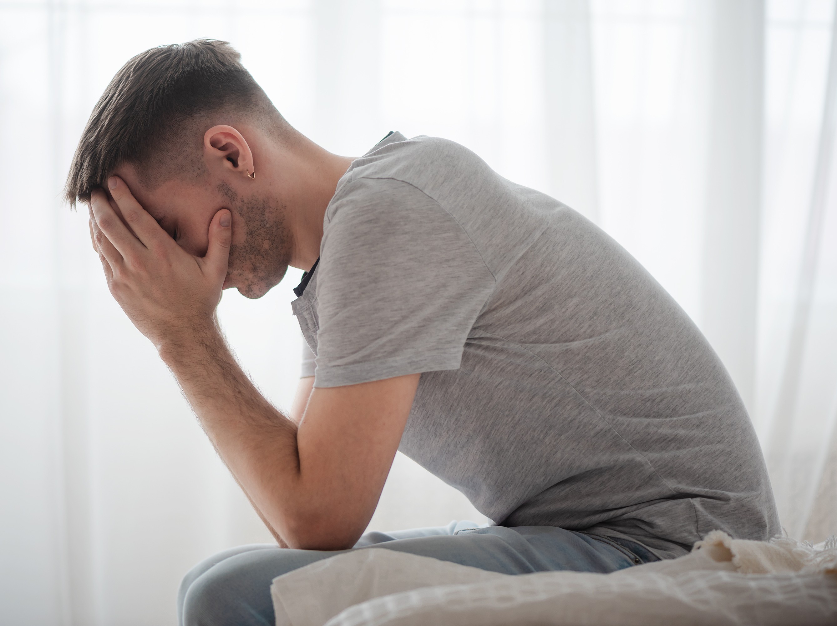 man feeling dehydrated and tired after using a steam room before or after a workout for weight loss for too long