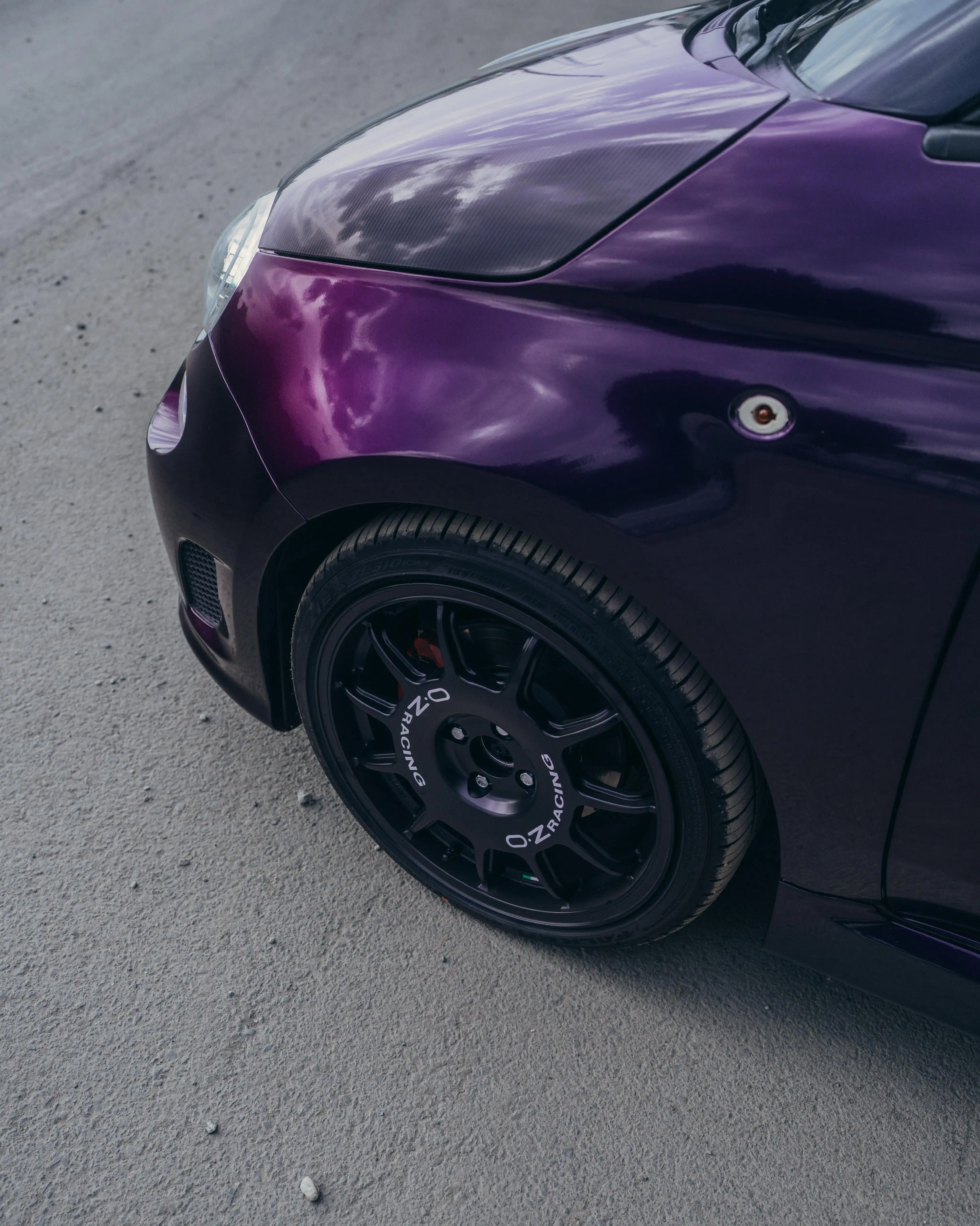 Detailansicht der Dark Purple Autofolierung am Fiat Abarth 500 Kotflügel von Laura Sommer