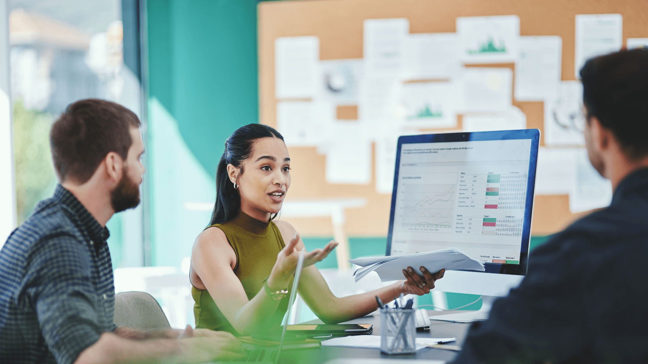 Eine Performance Marketing Managerin die eine Marketing Strategie erarbeitet