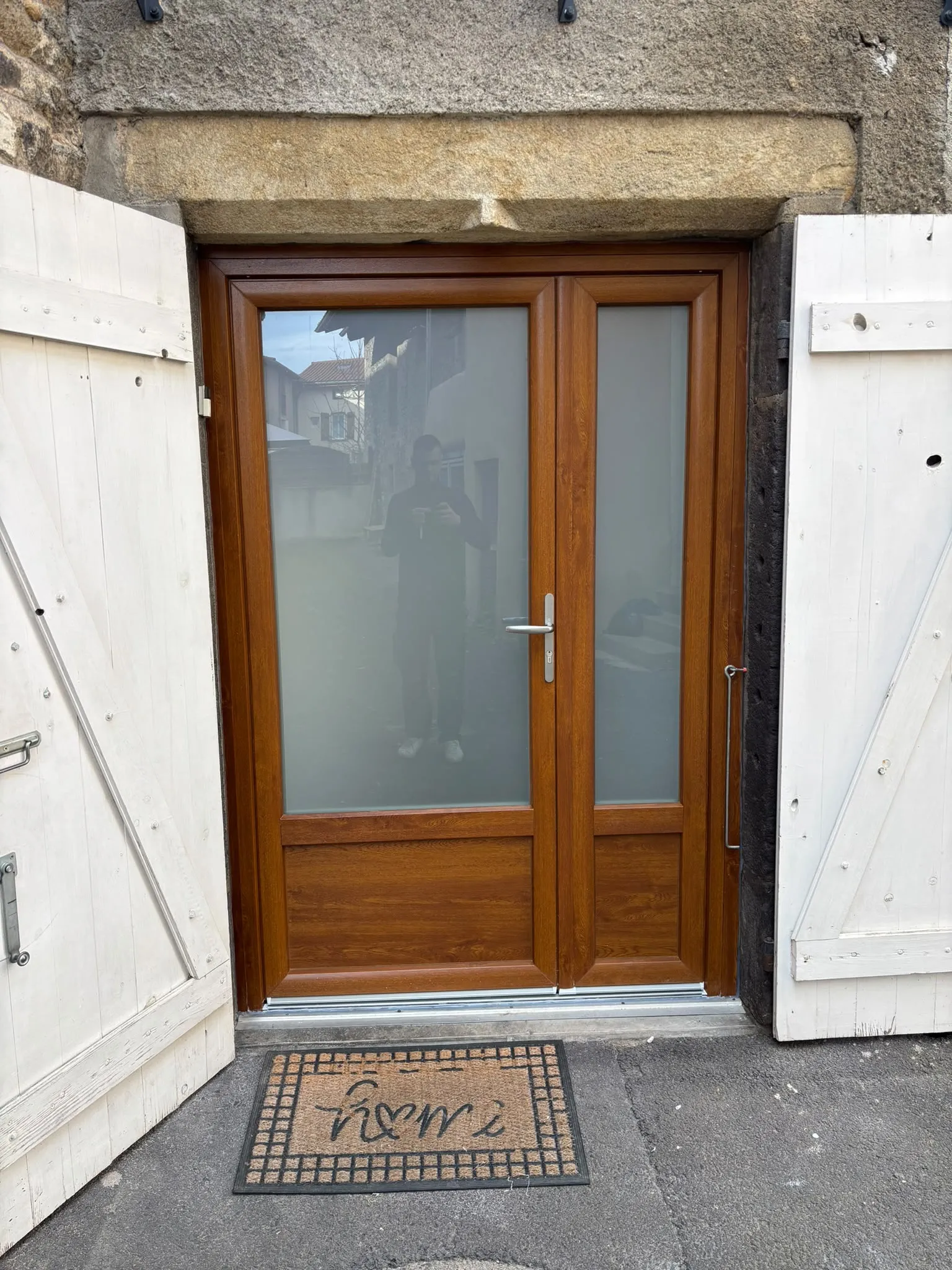 Porte d’entrée en bois avec panneaux vitrés — AFermetures