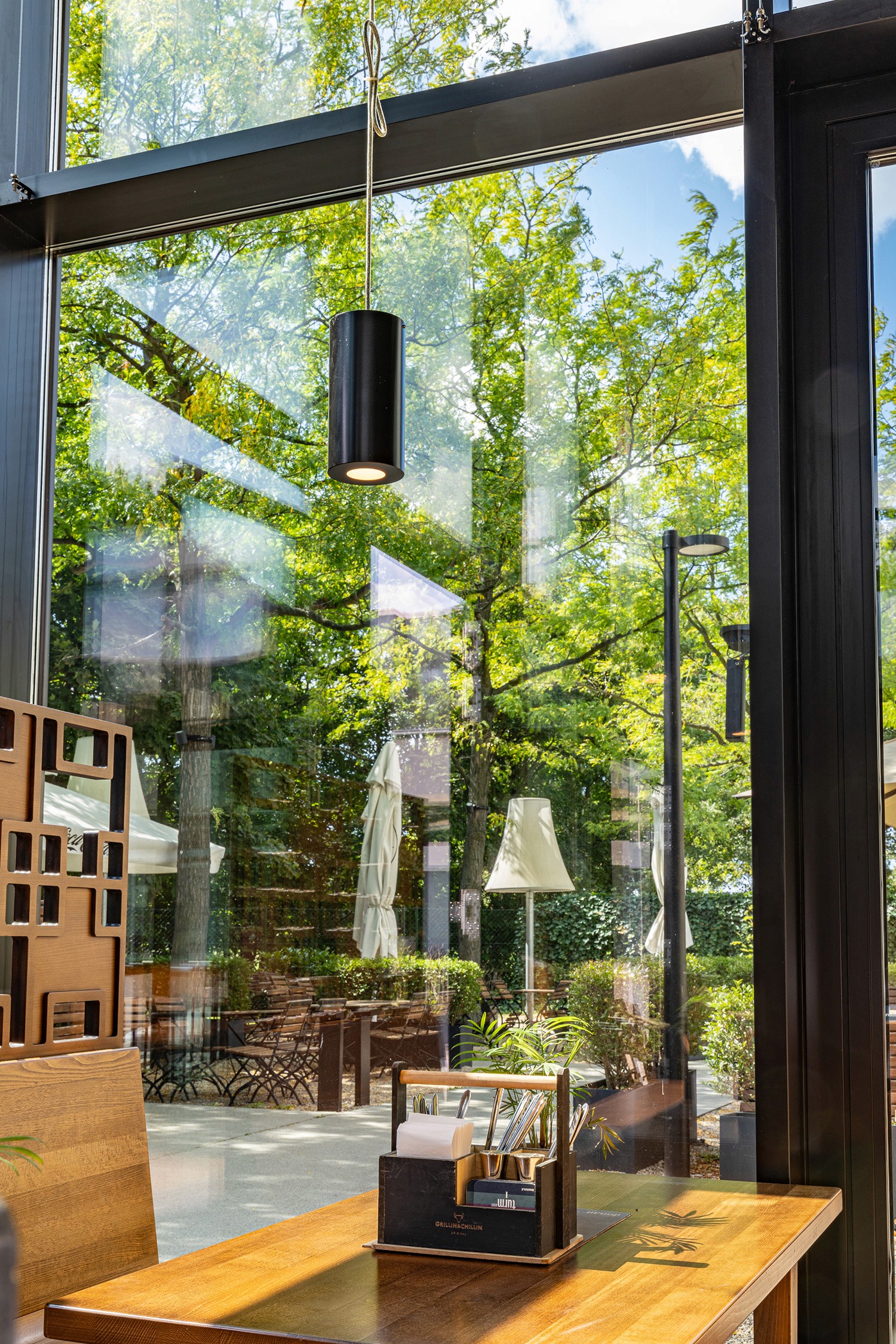 Gedeckter Tisch im Innenbereich mit Blick ins Grüne von Praskac.