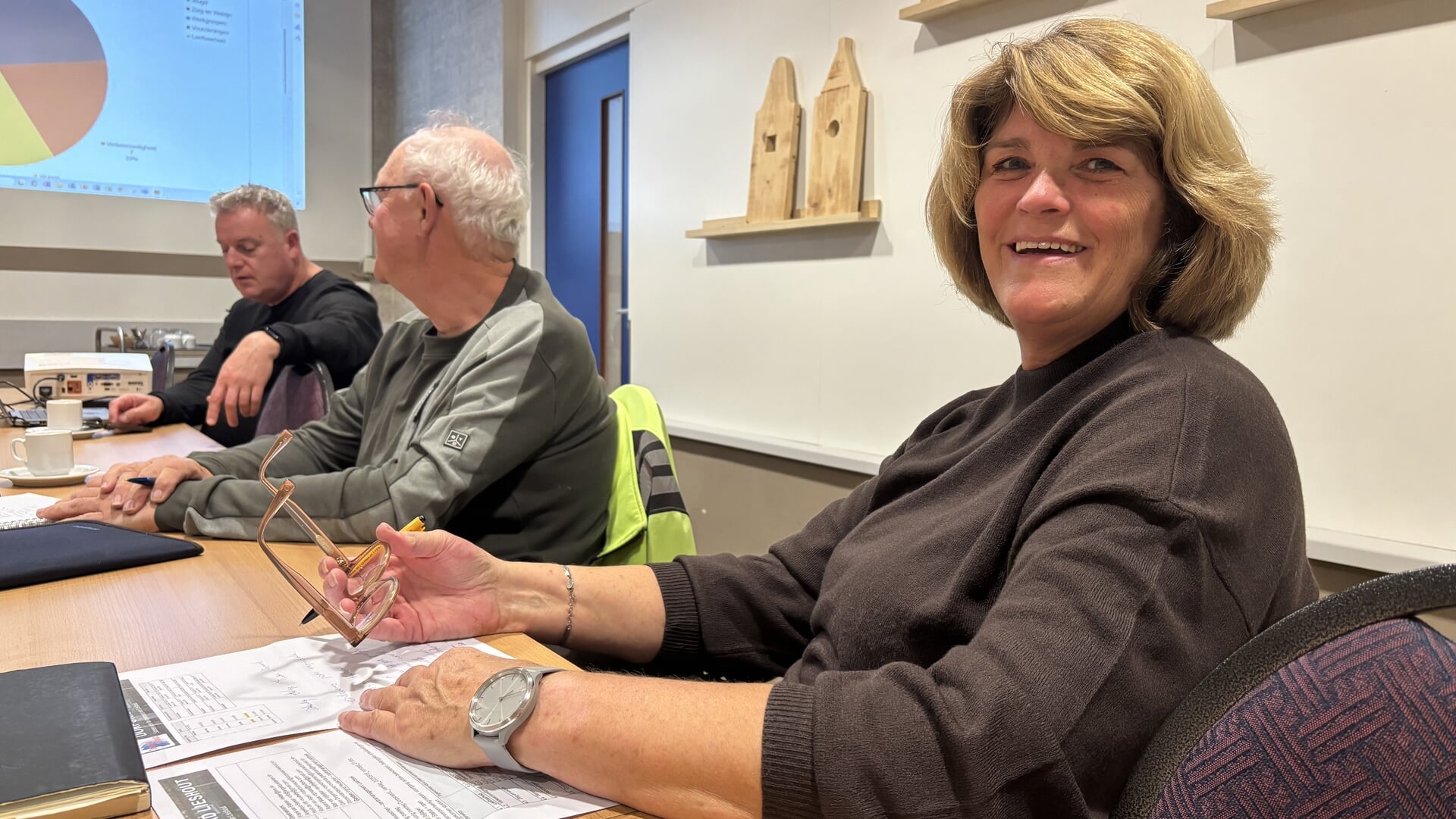 vrouw zittend aan tafel