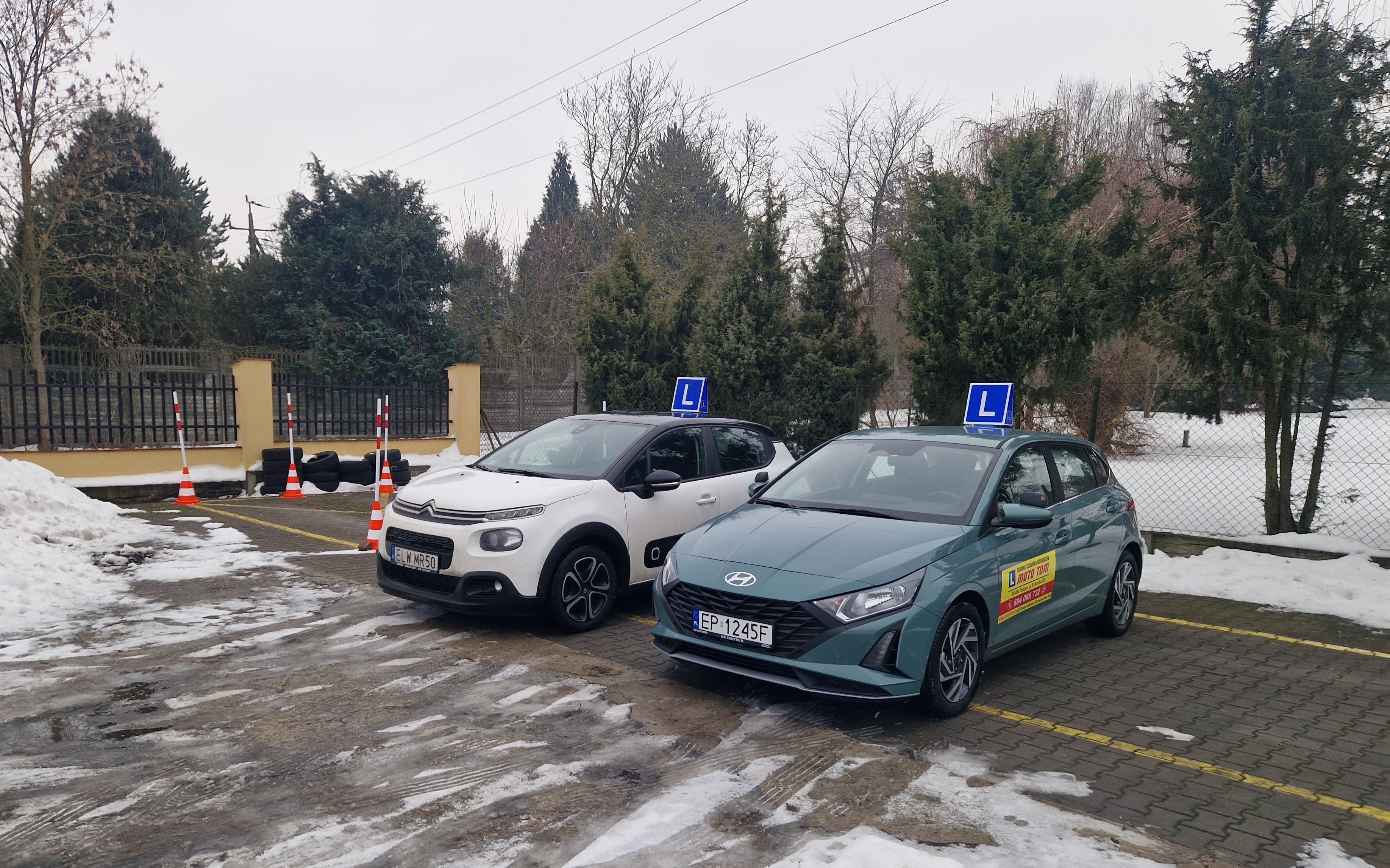 Samochód OSK Szybcy i Wściekli z hasłem „Szkoła jazdy Bielsko Biała”