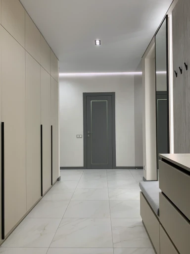 Вбудована шафа в передпокій з нішею для сидіння, дзеркалом та відкритою вішалкою для одягу. Сучасні меблі для коридору на замовлення в Києві від компанії KAMOD.