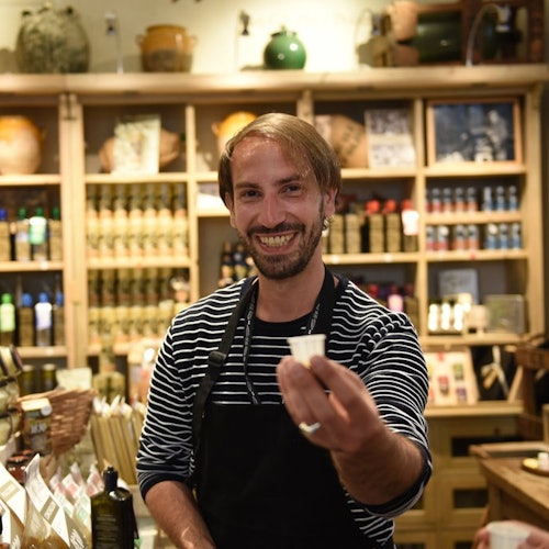 En hyggelig fyr som viser frem olivenolje