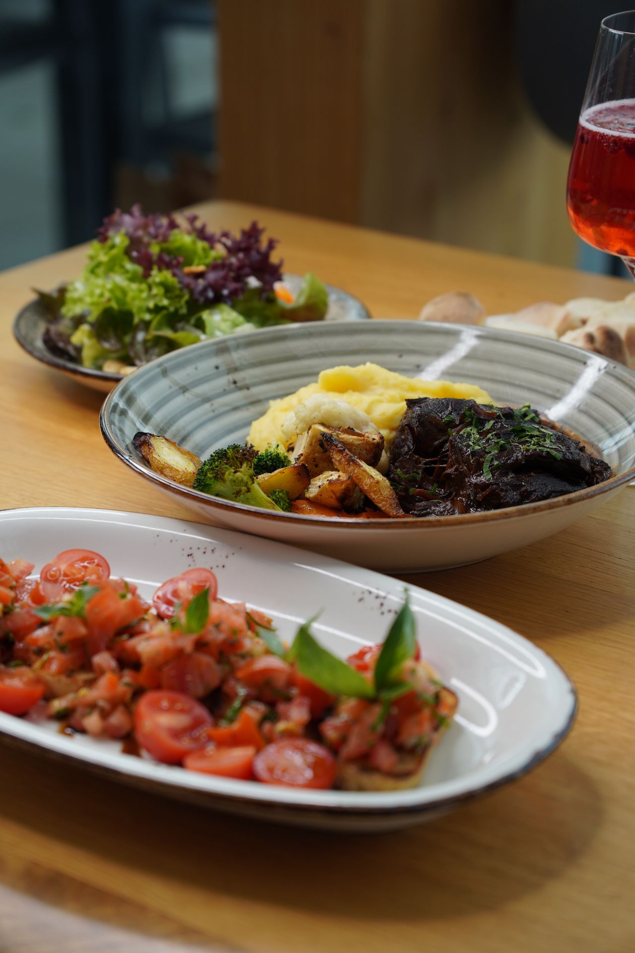 drei teller mit Salaten