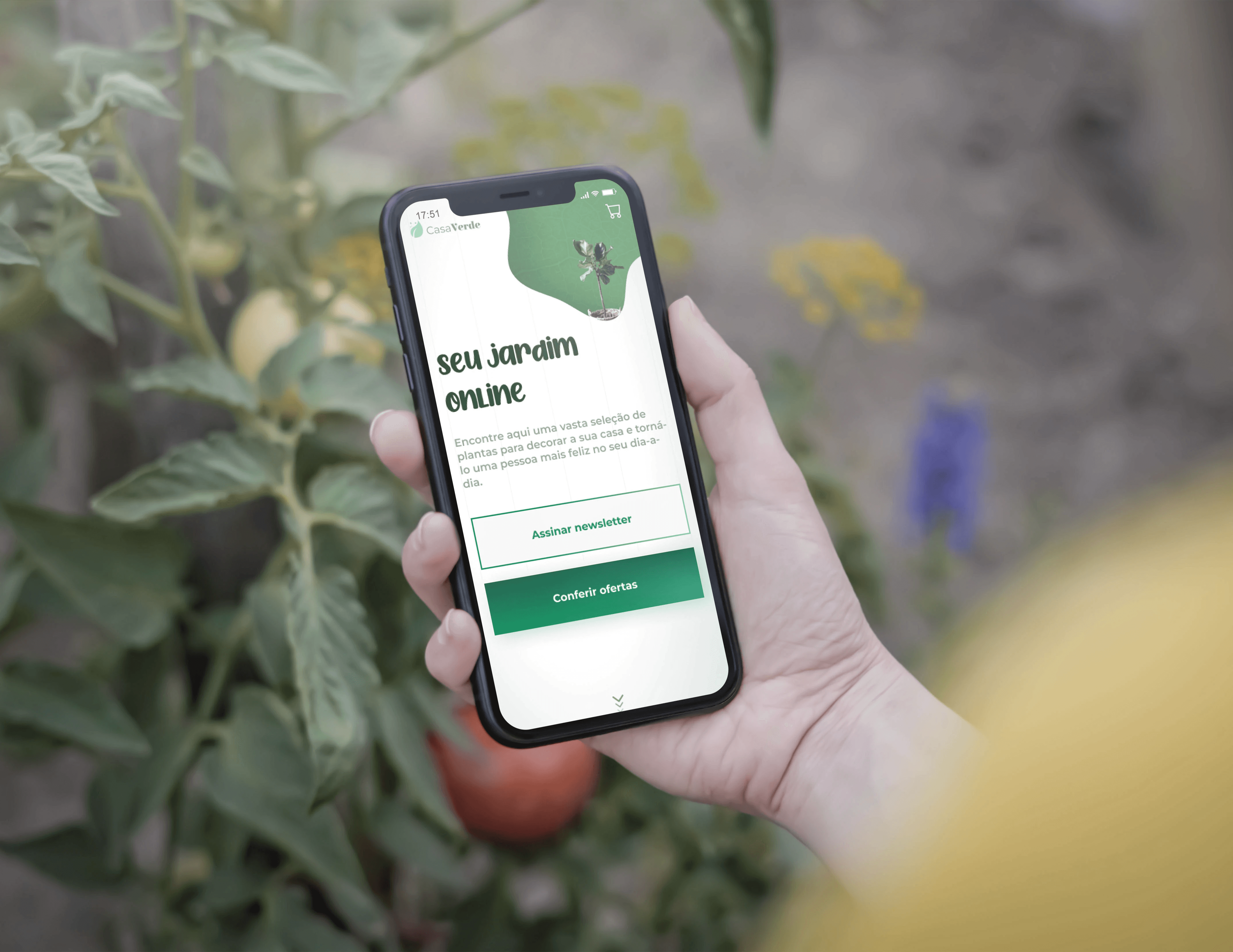 Mockup de uma mão de mulher segurando um iPhone exibindo o site Casa Verde