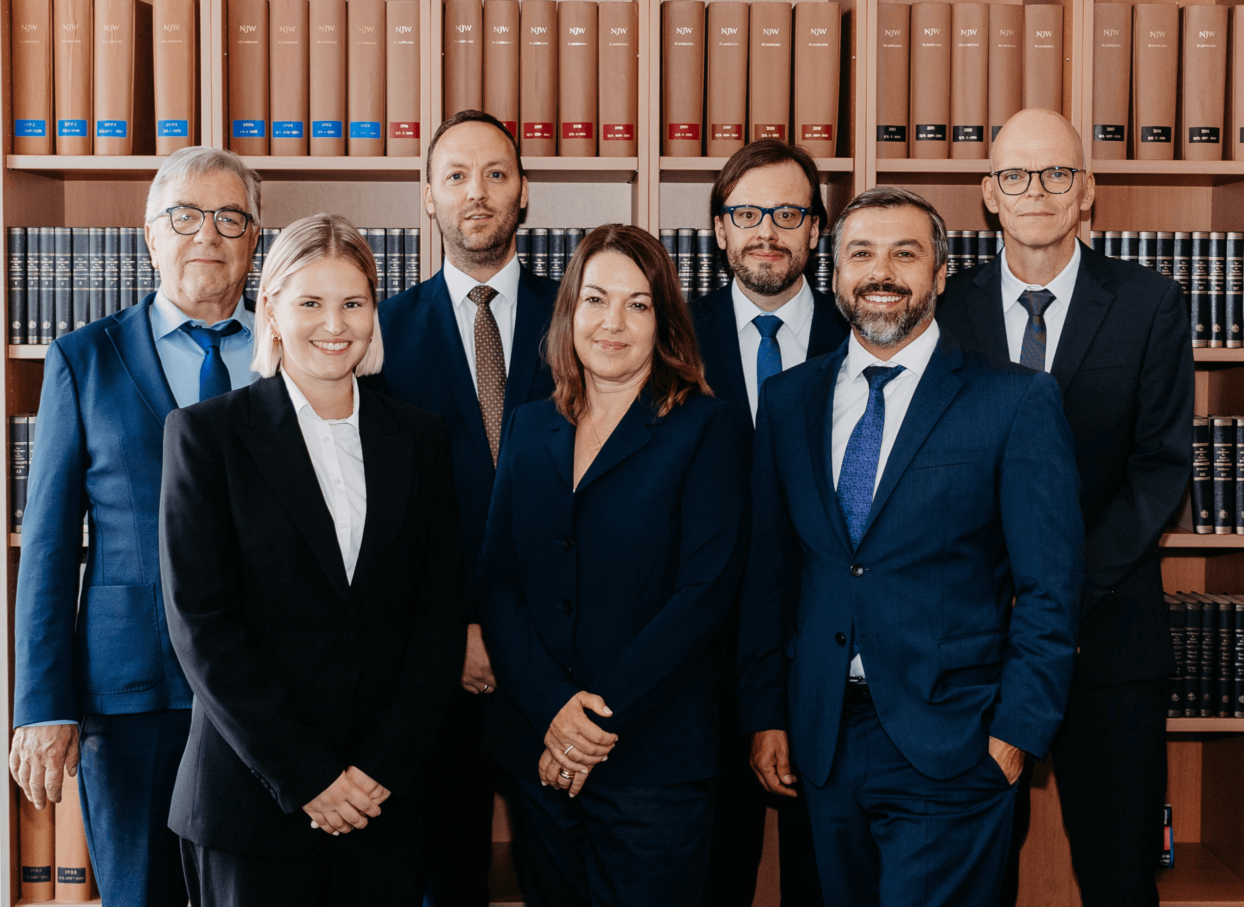Das Team der Kleiser Rechtsanwaltsgesellschaft mbH vor einem Bücherregal