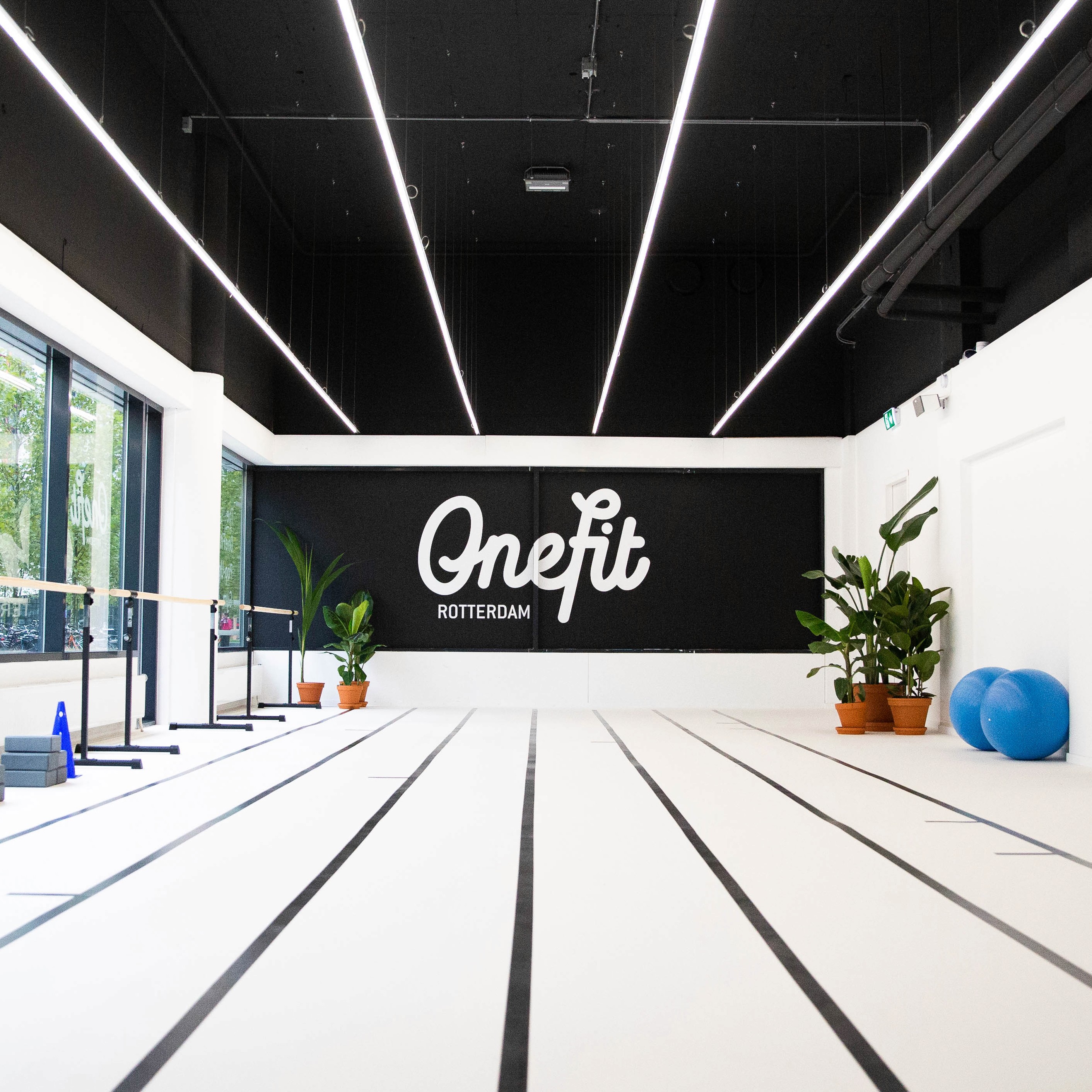 Interior photo of the Pop-up Gym in Rotterdam showing the main stage with OneFit logo