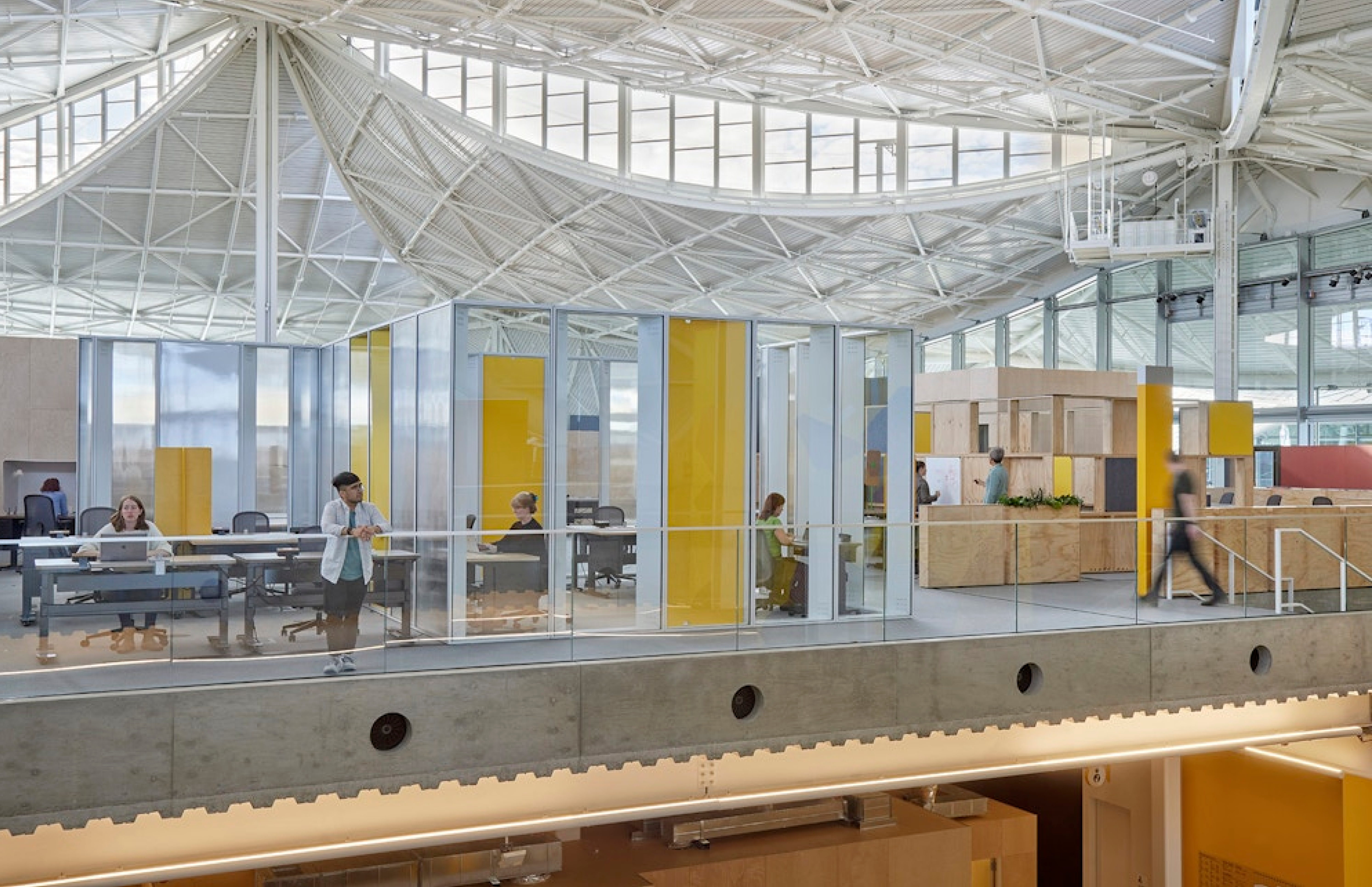 구글 베이뷰 캠퍼스에서 구성원들이 일하는 모습