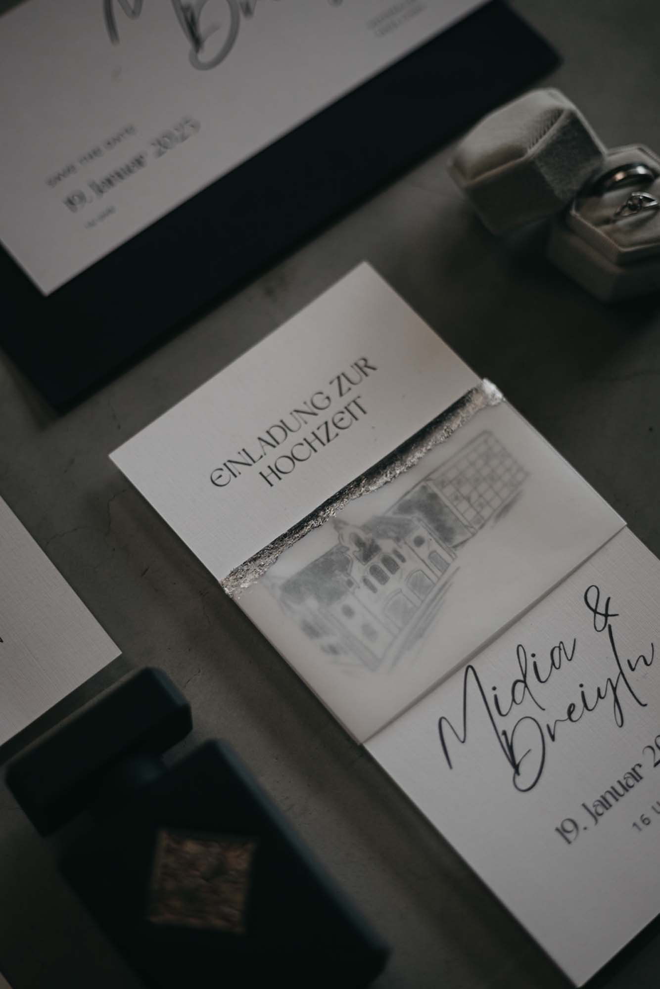 Nahaufnahme einer Hochzeitseinladung.