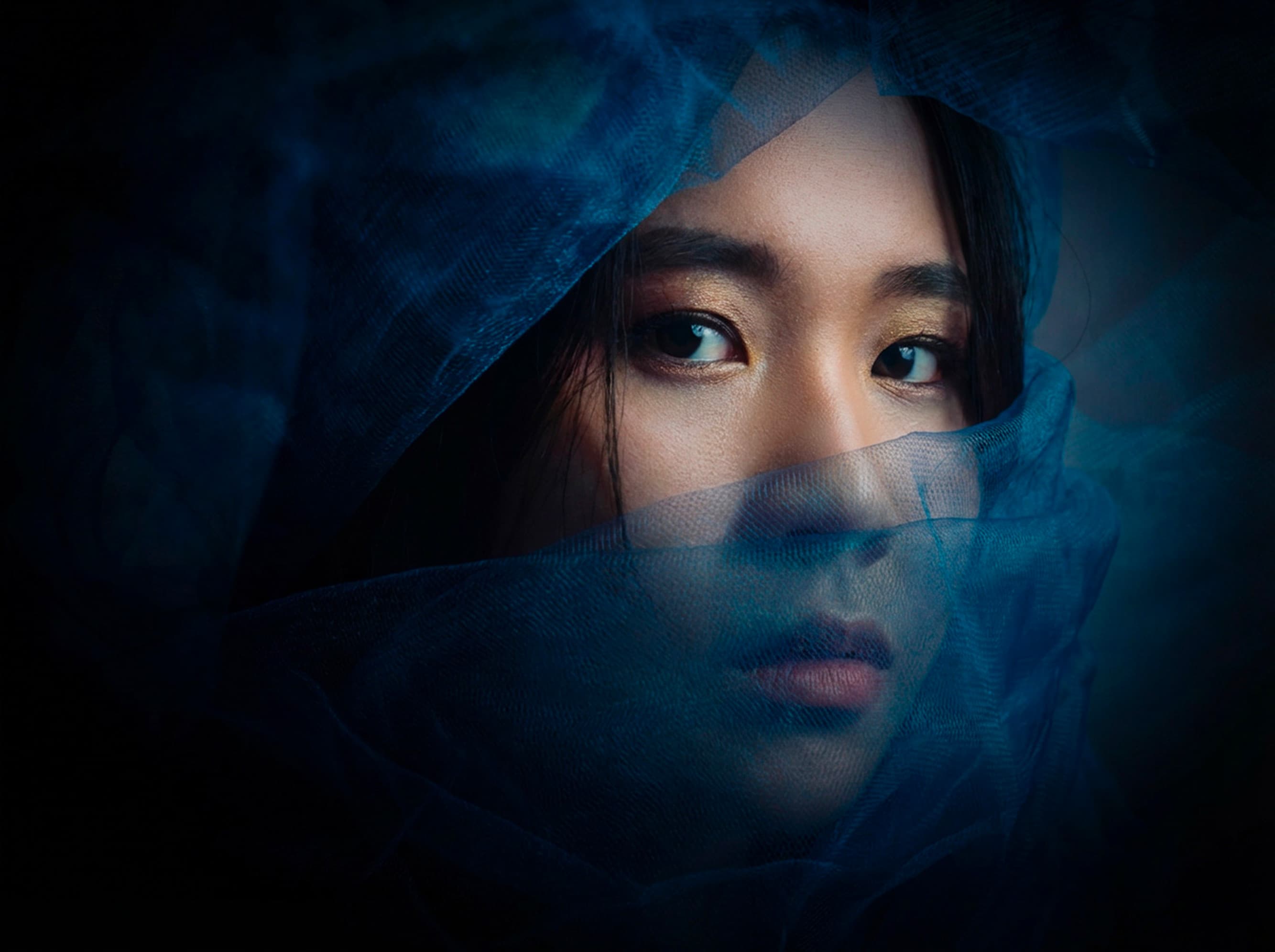 Femme Asiatique avec un voile bleu Image floue