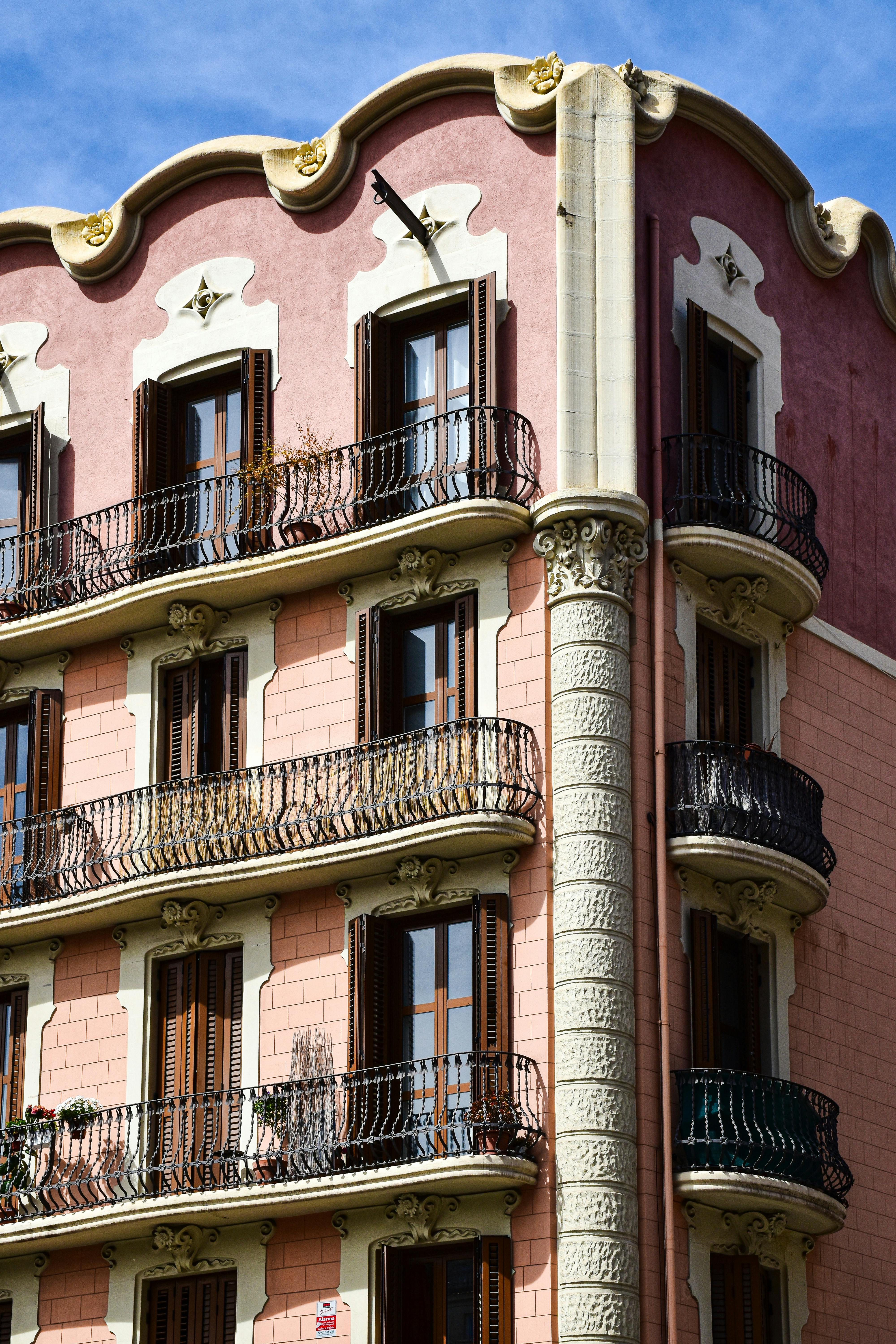Façana d'un edifici modernista