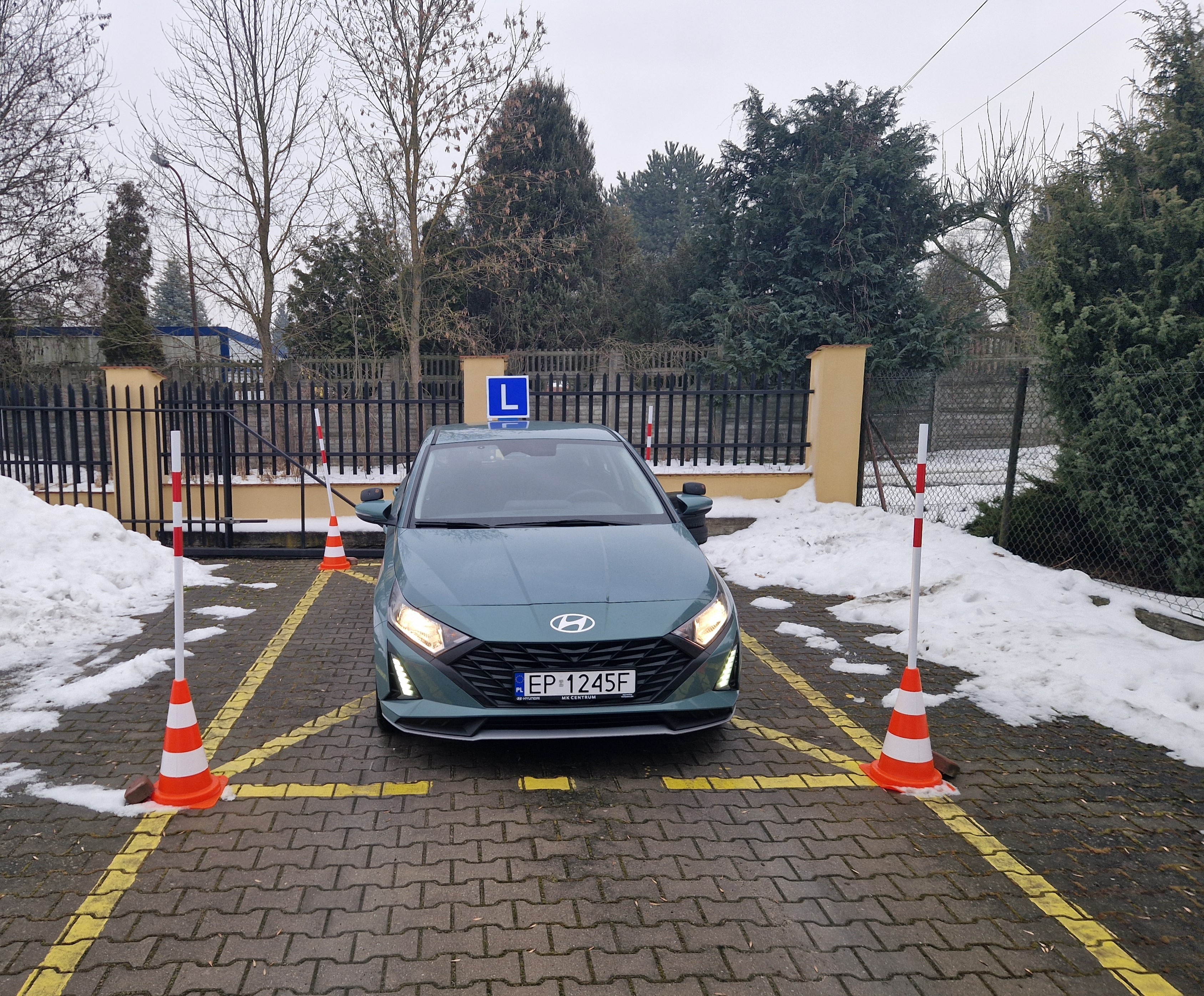 Samochód OSK Szybcy i Wściekli gotowe do nauki jazdy na placu manewrowym