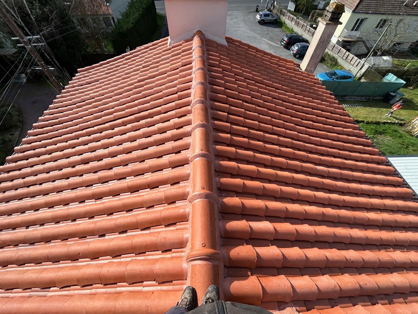 Équipe de couvreurs posant de l'ardoise naturelle sur un pavillon neuf à Nantes