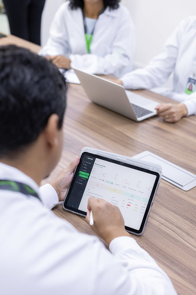 Monitor clínico da Synvia utilizando tablet para controle e integridade de dados em estudos clínicos