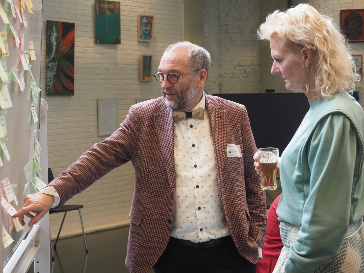 Twee mensen op evenement bij post-it wall