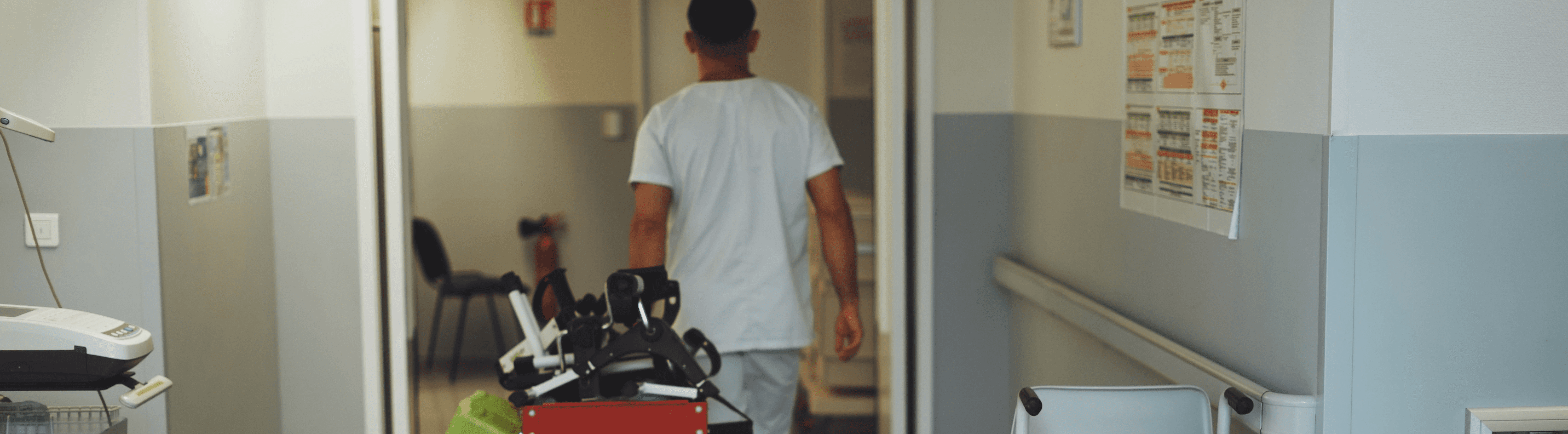 Professionnel de santé souriant pendant une discussion en équipe