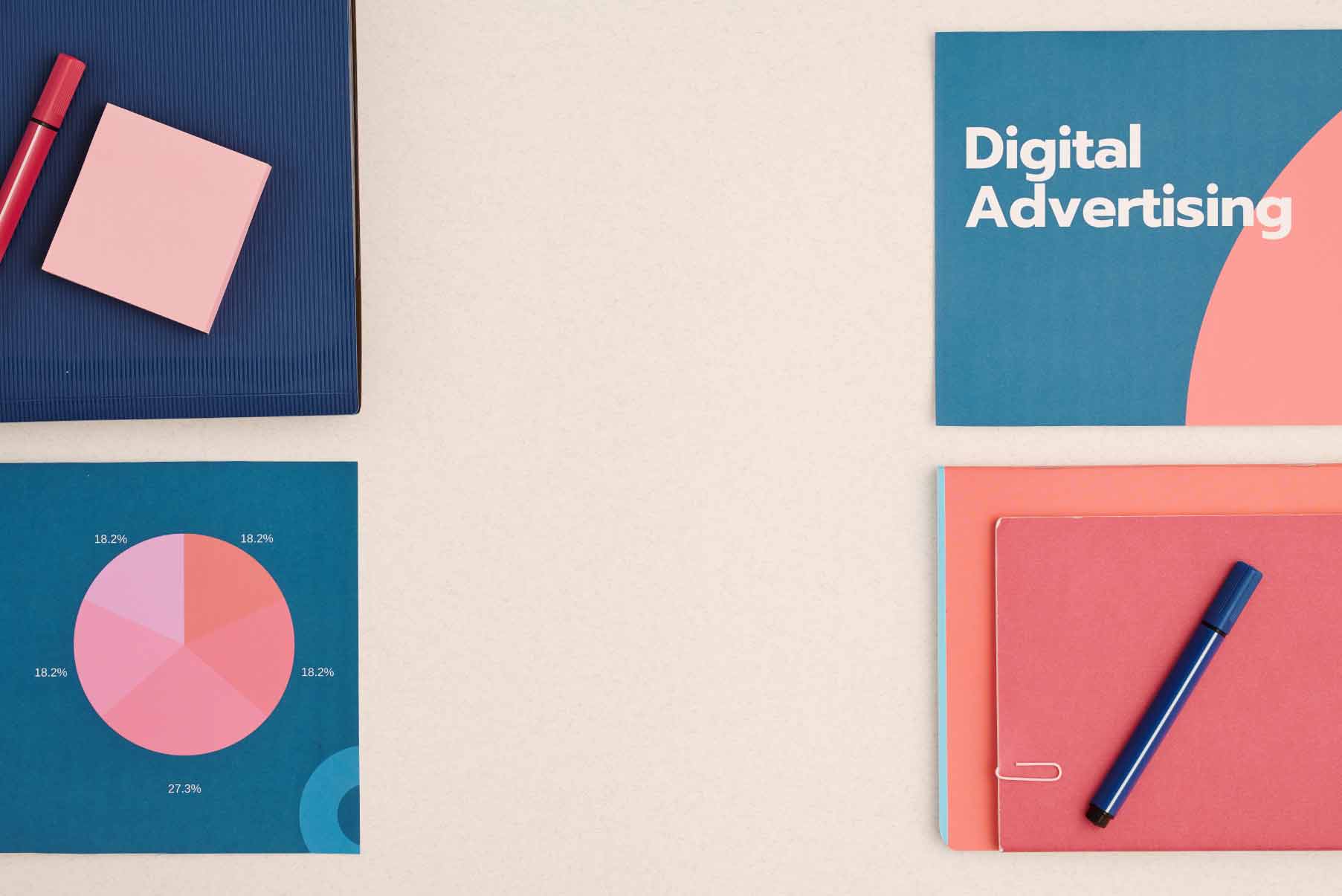 Kolorowe materiały drukowane z napisem digital advertising oraz wykresy używane do planowania strategii i wizerunku marki przez spójnia studio.